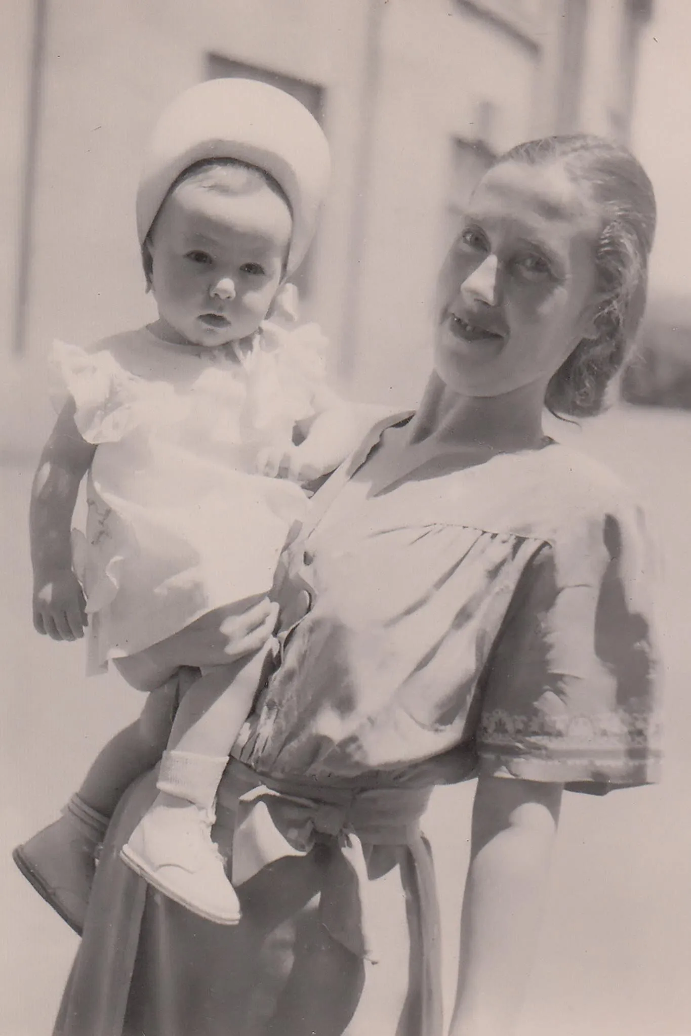 Photographie de famille ancienne : une mère tenant son enfant.