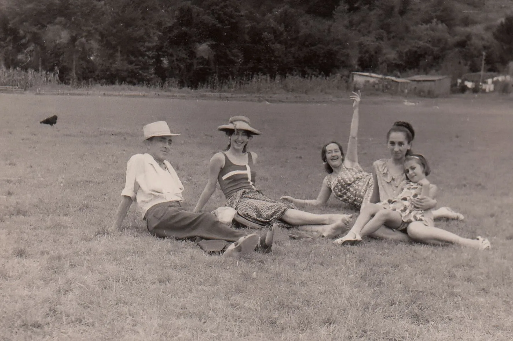 Photographie de famille ancienne, prise en extérieur.