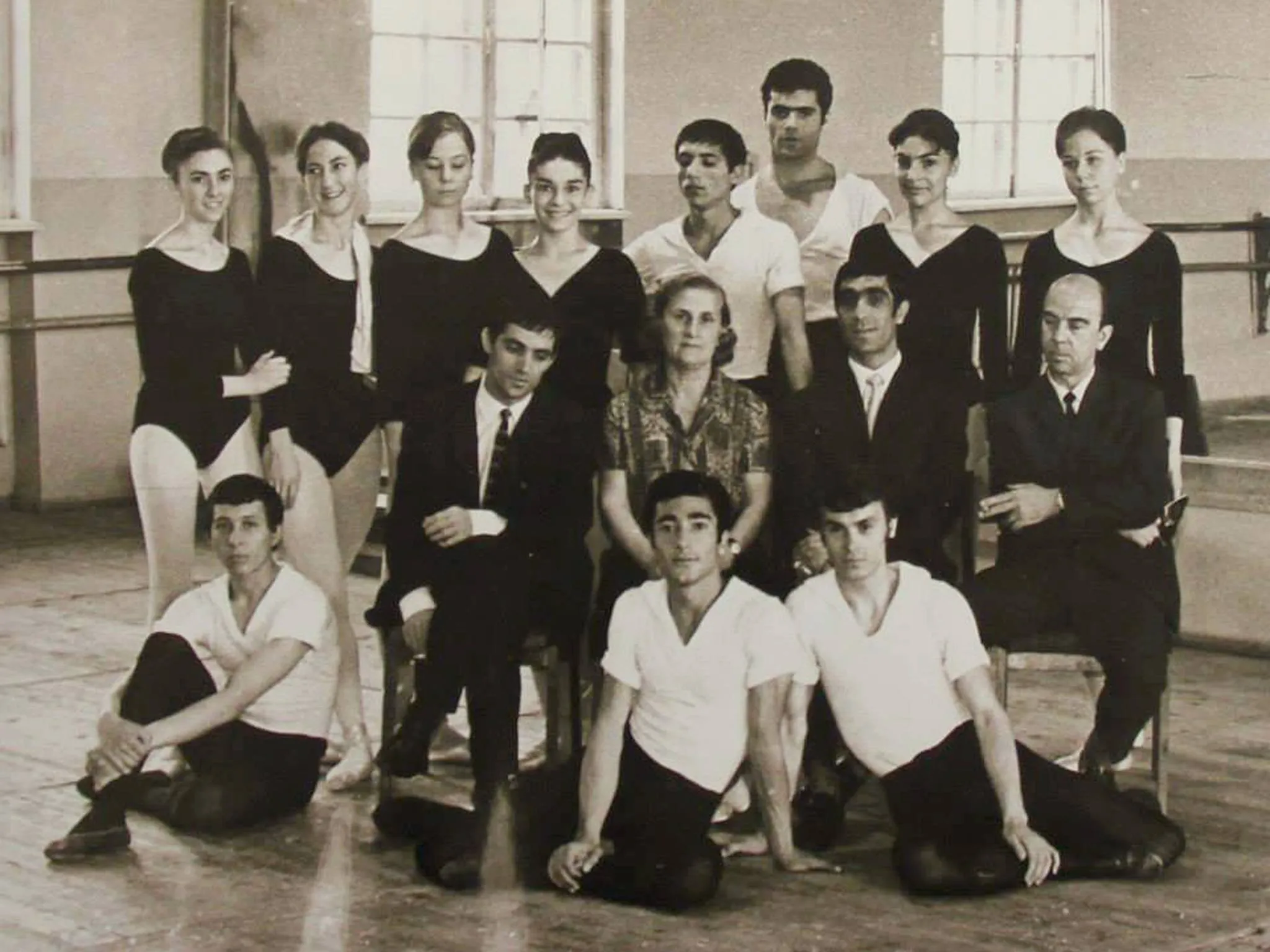 Photographie d'archives : le groupe d'une école de ballet.