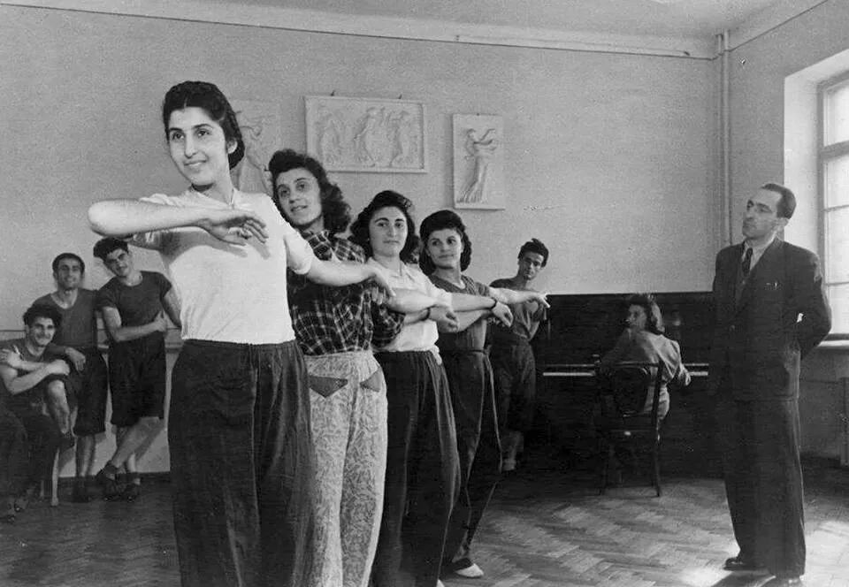 Photographie d'archives : une classe en studio.