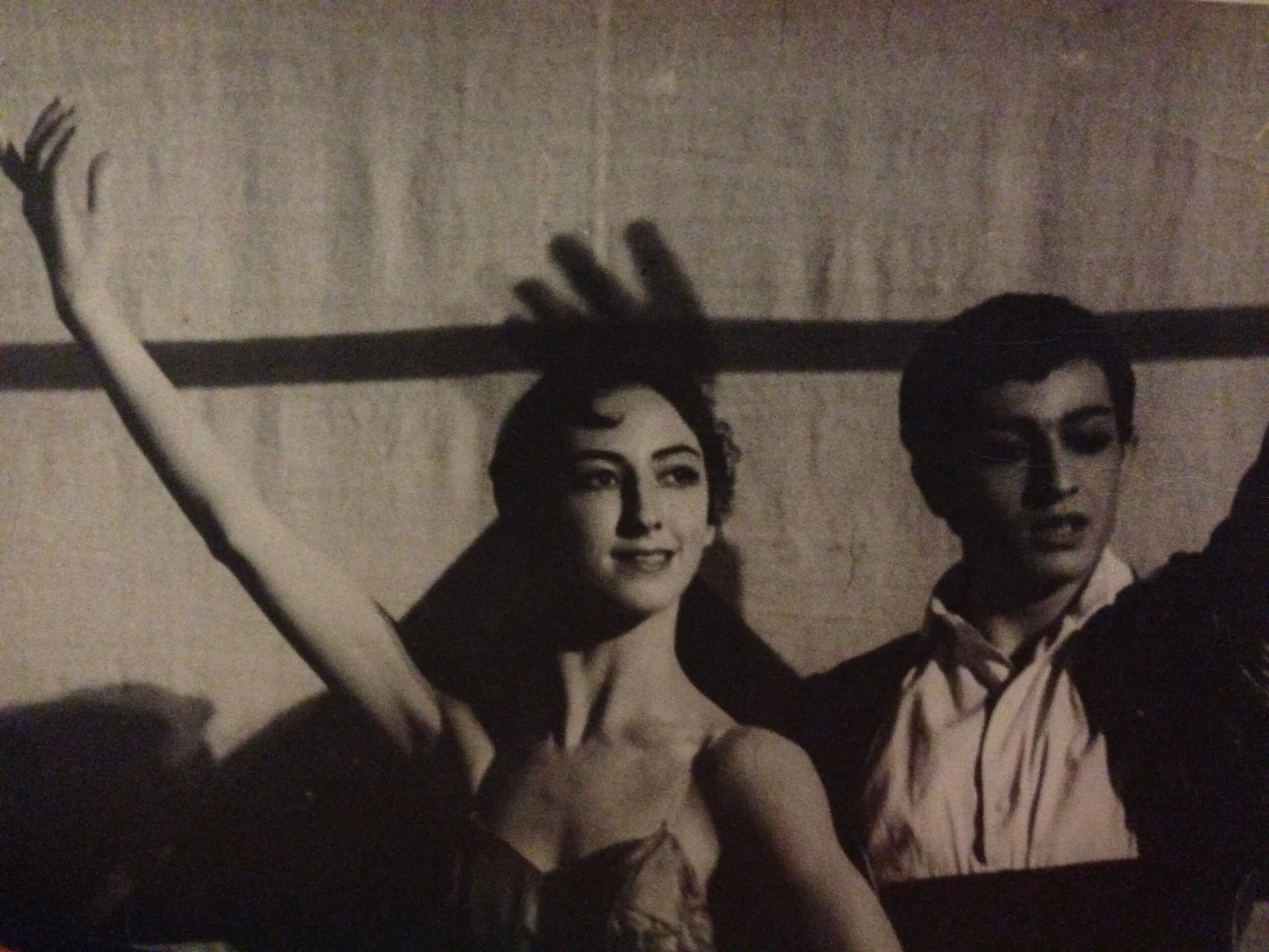 Photographie d'archives : une danseuse en studio.