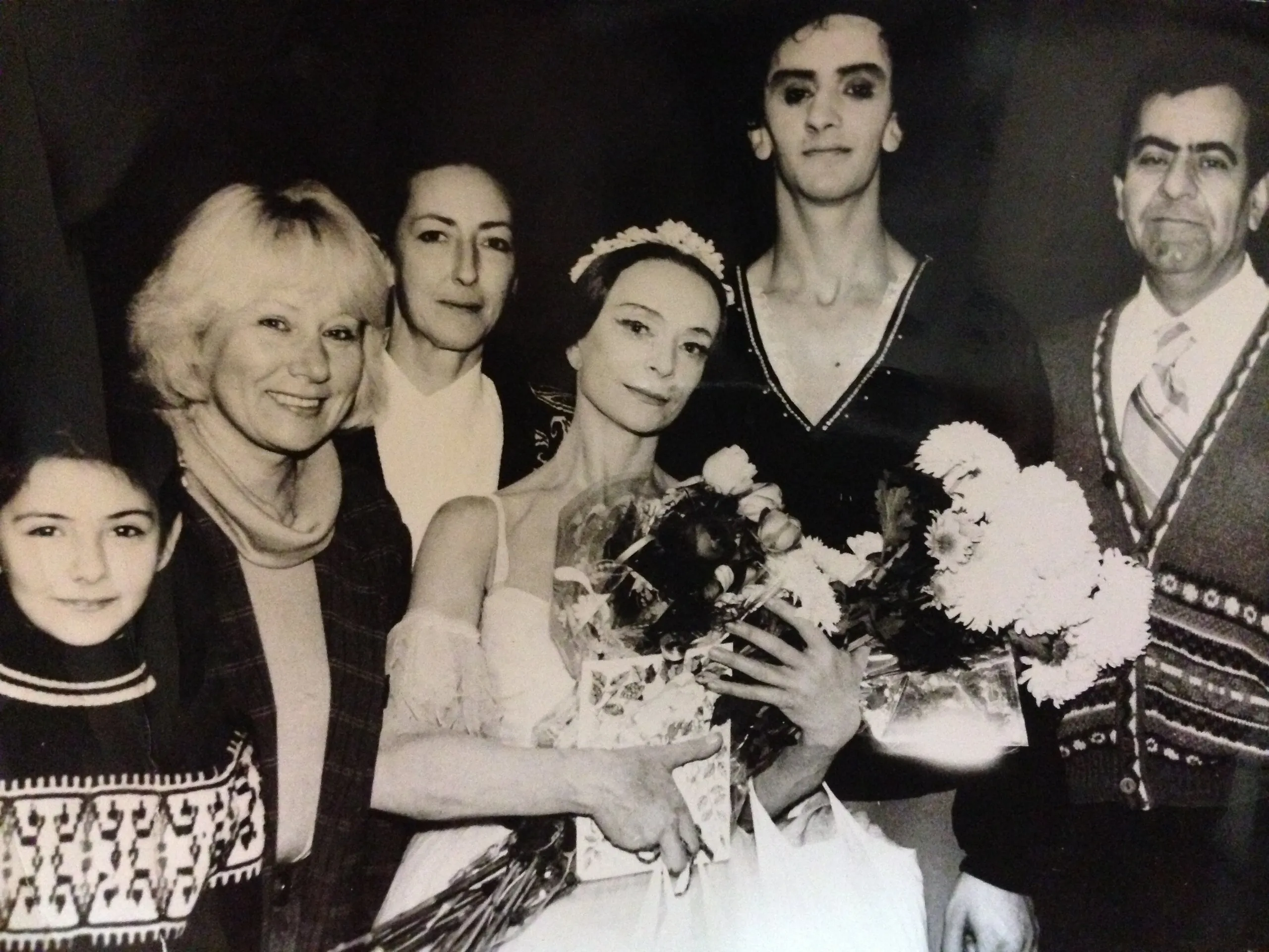 Photographie d'archives : les saluts, avec les fleurs.