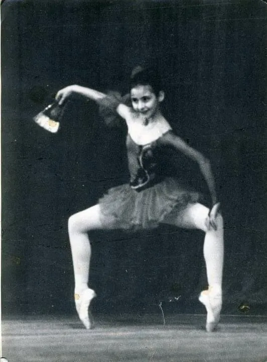 Photographie d'archives : une jeune danseuse sur scène.