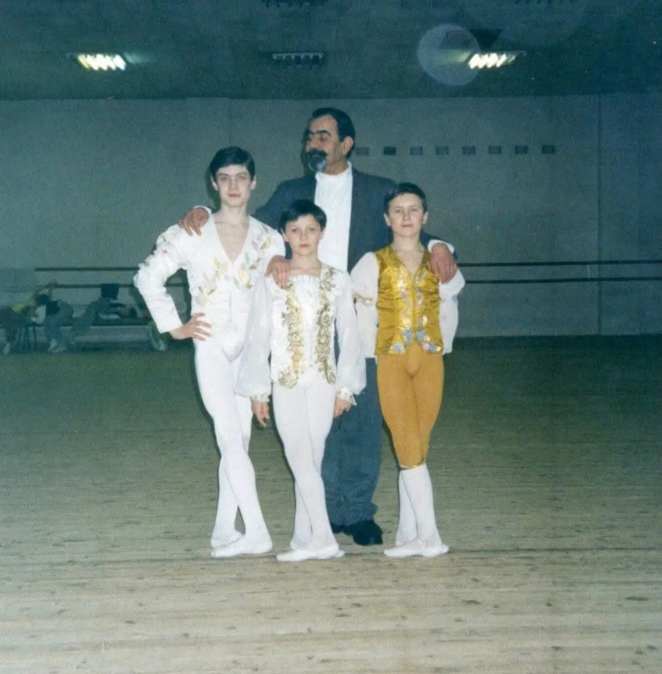 Photographie d'archives : de jeunes danseurs en costume, en studio.