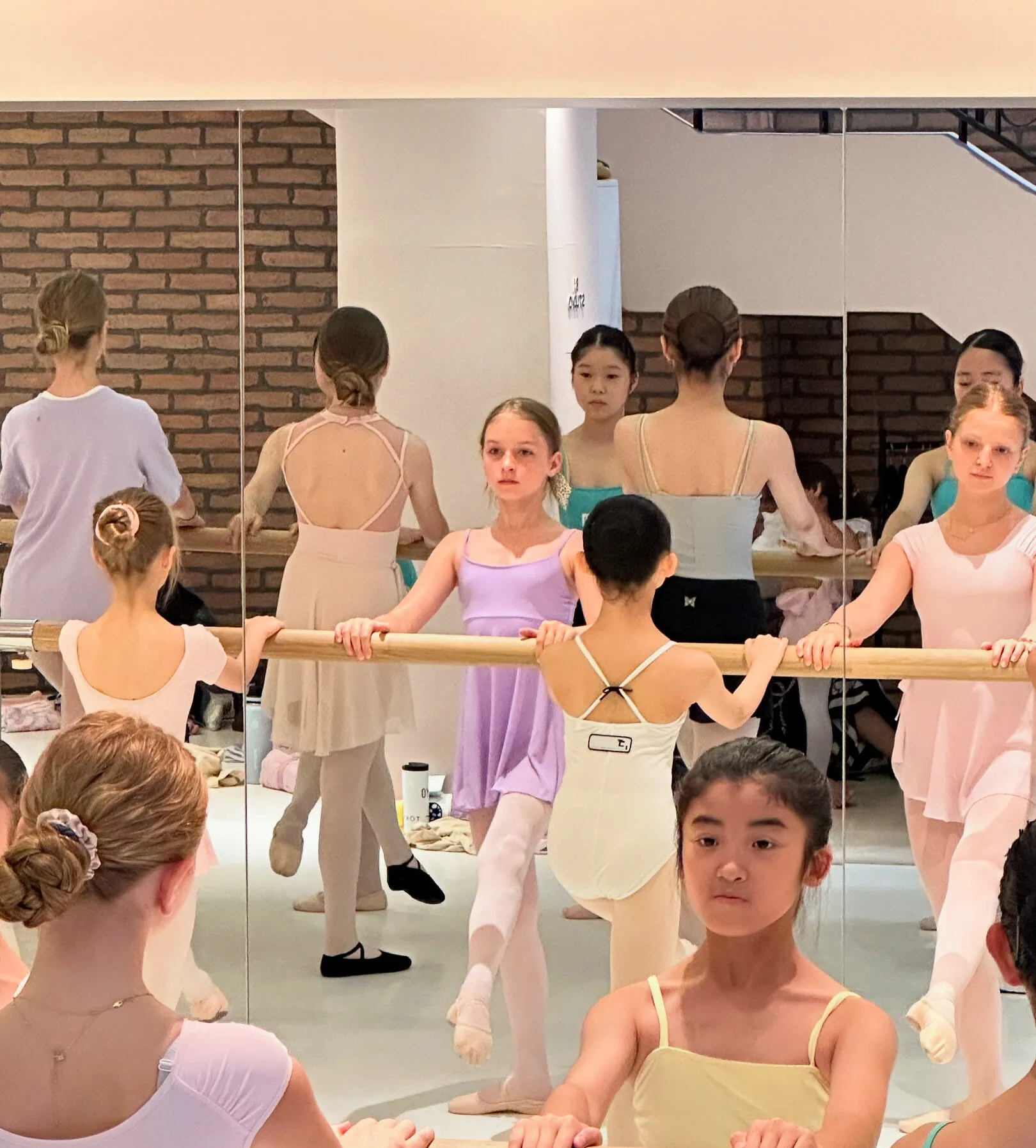 Les élèves à la barre pendant le cours.