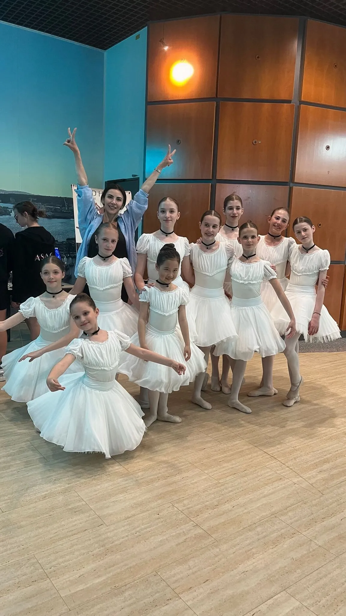 Groupe d'élèves en tutu, réunies en studio.