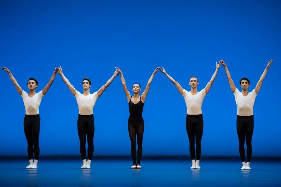 Ligne de danseuses sur scène, saluts.