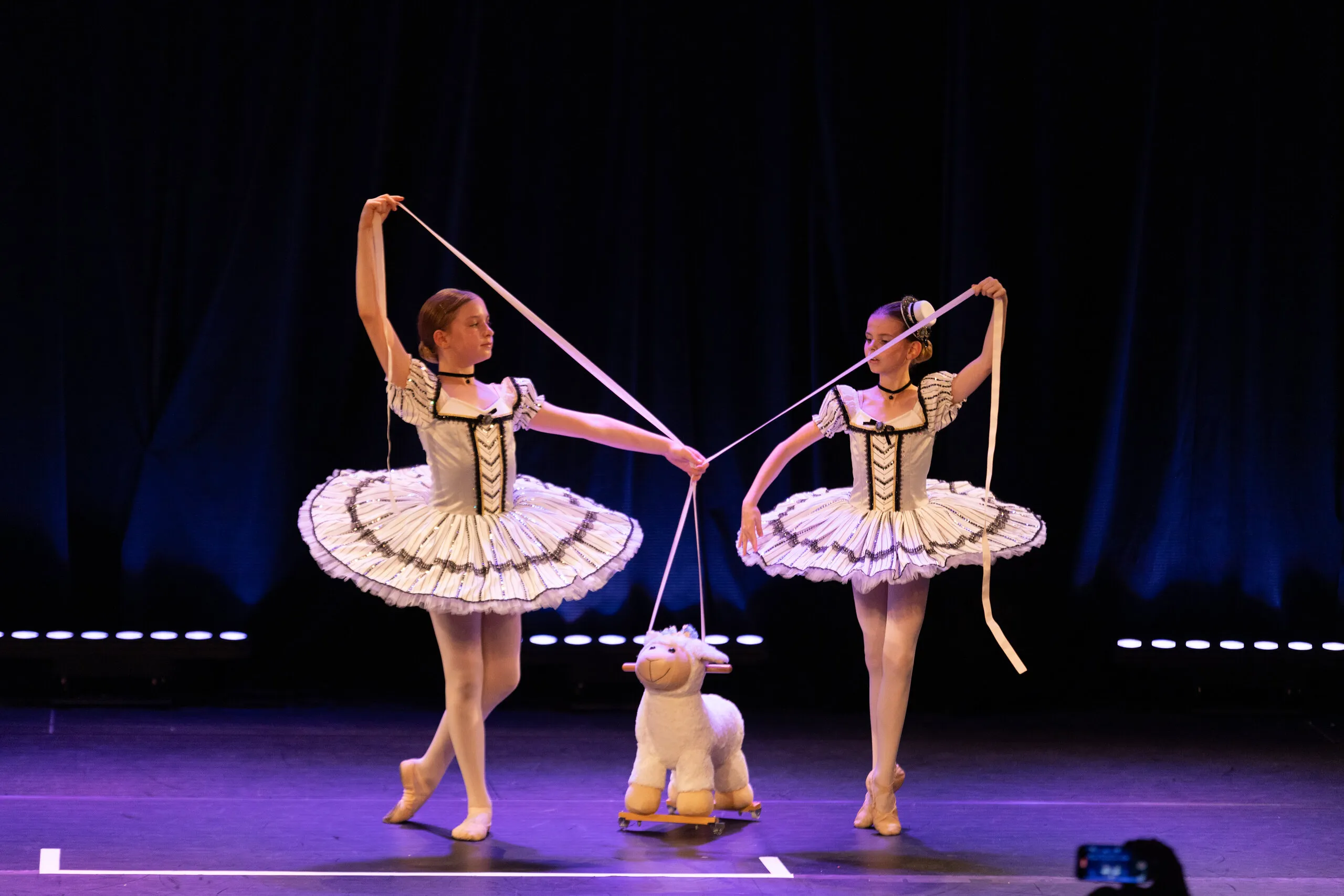 Deux élèves en scène avec un accessoire de spectacle.