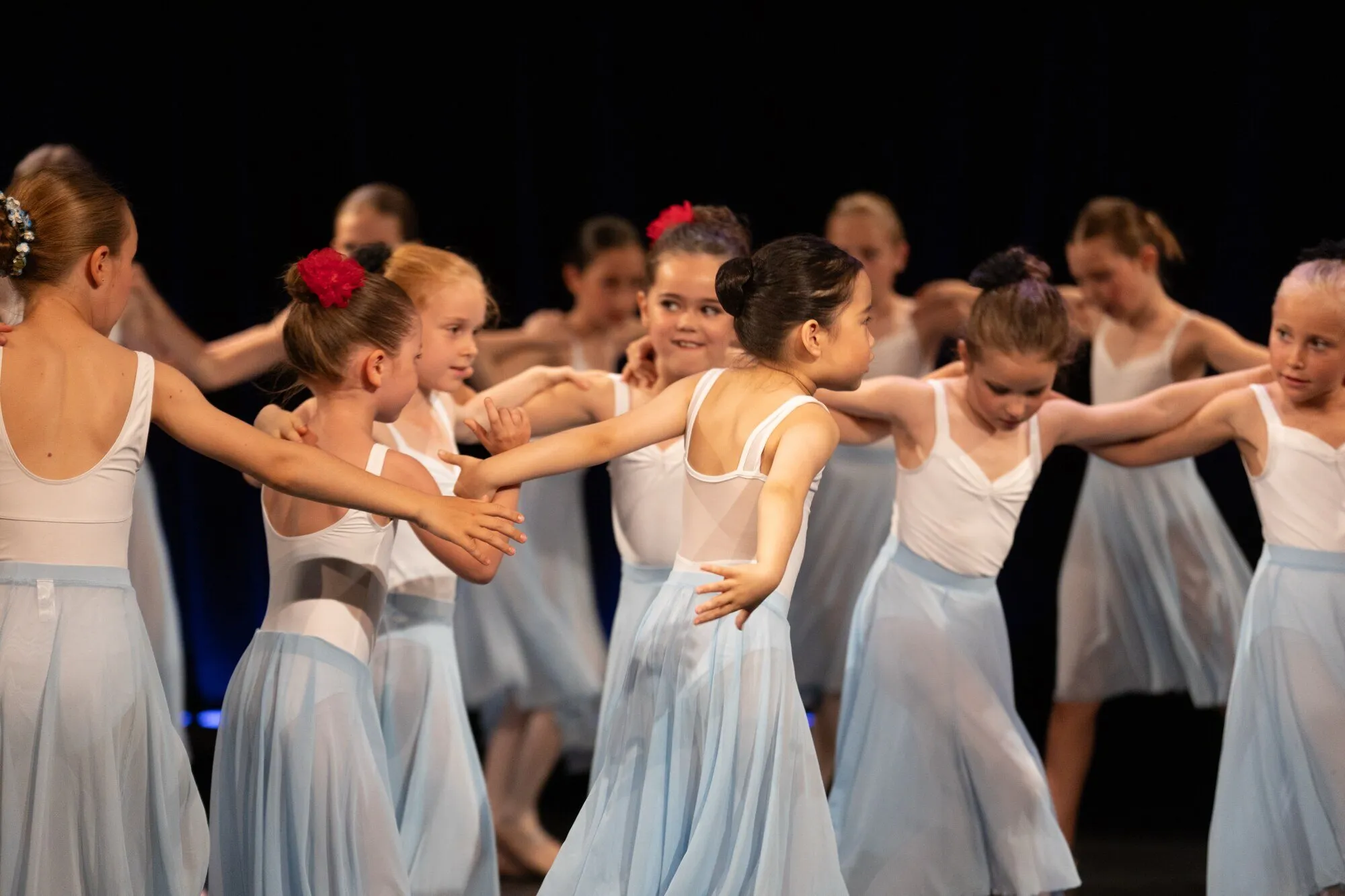 Le corps de ballet des élèves en costume classique.