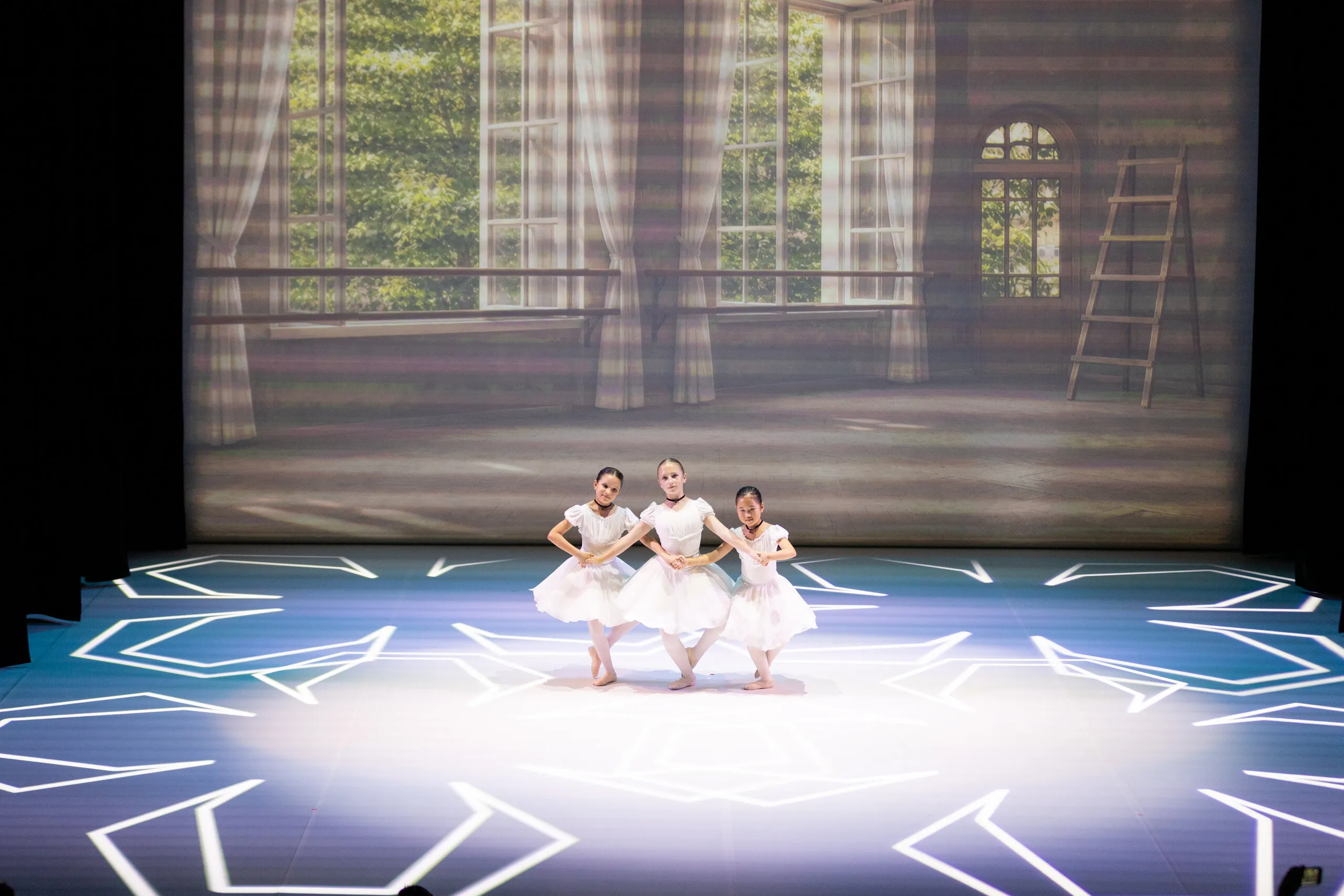 Petit groupe en blanc au centre du plateau.