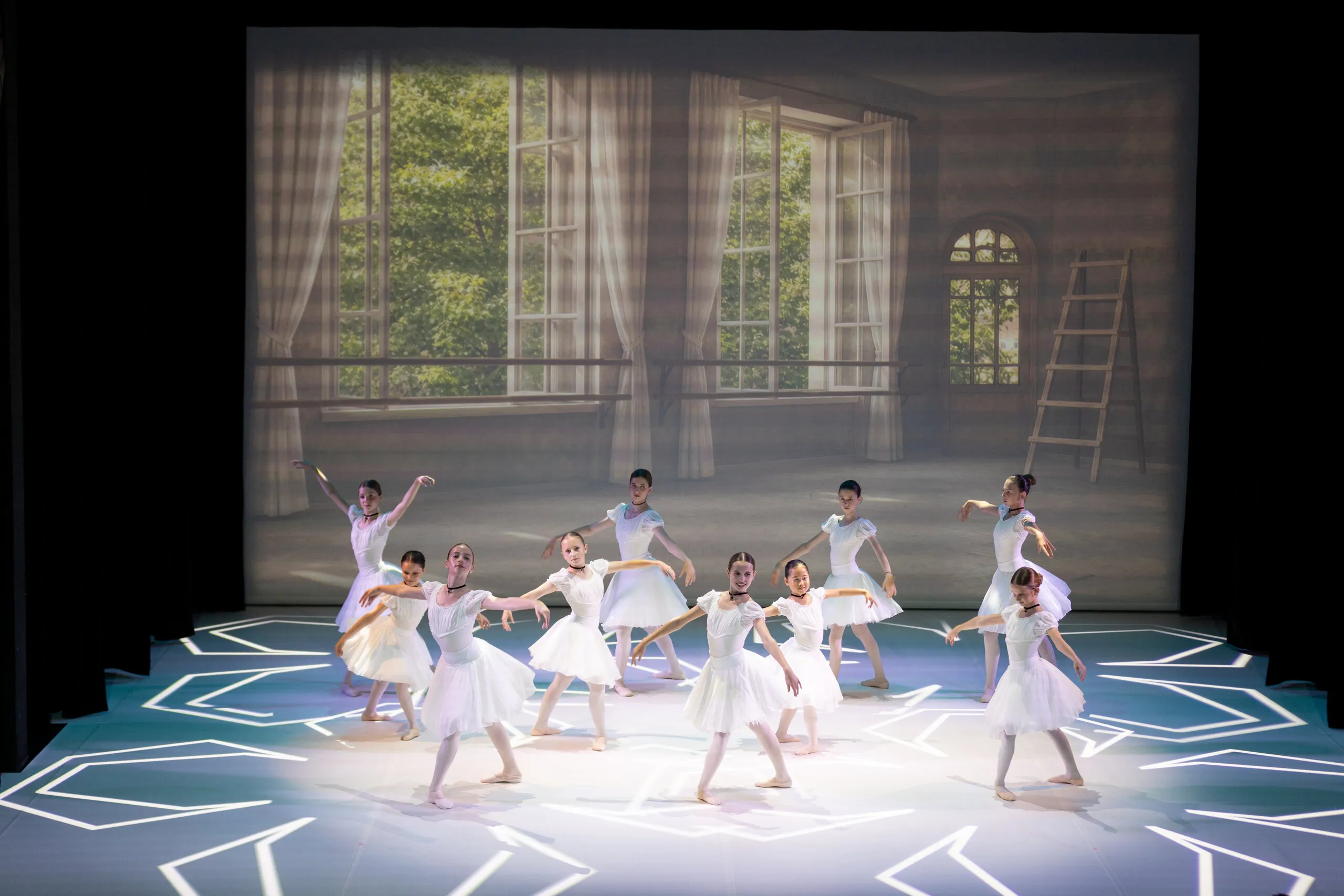 Le corps de ballet en blanc réparti sur la scène.