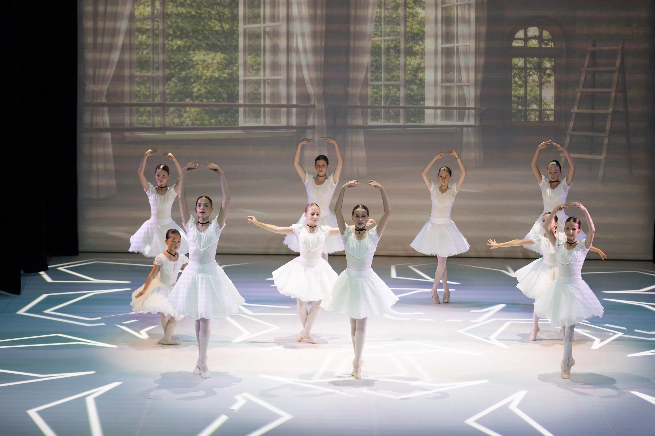 Le corps de ballet en blanc, les bras en couronne.