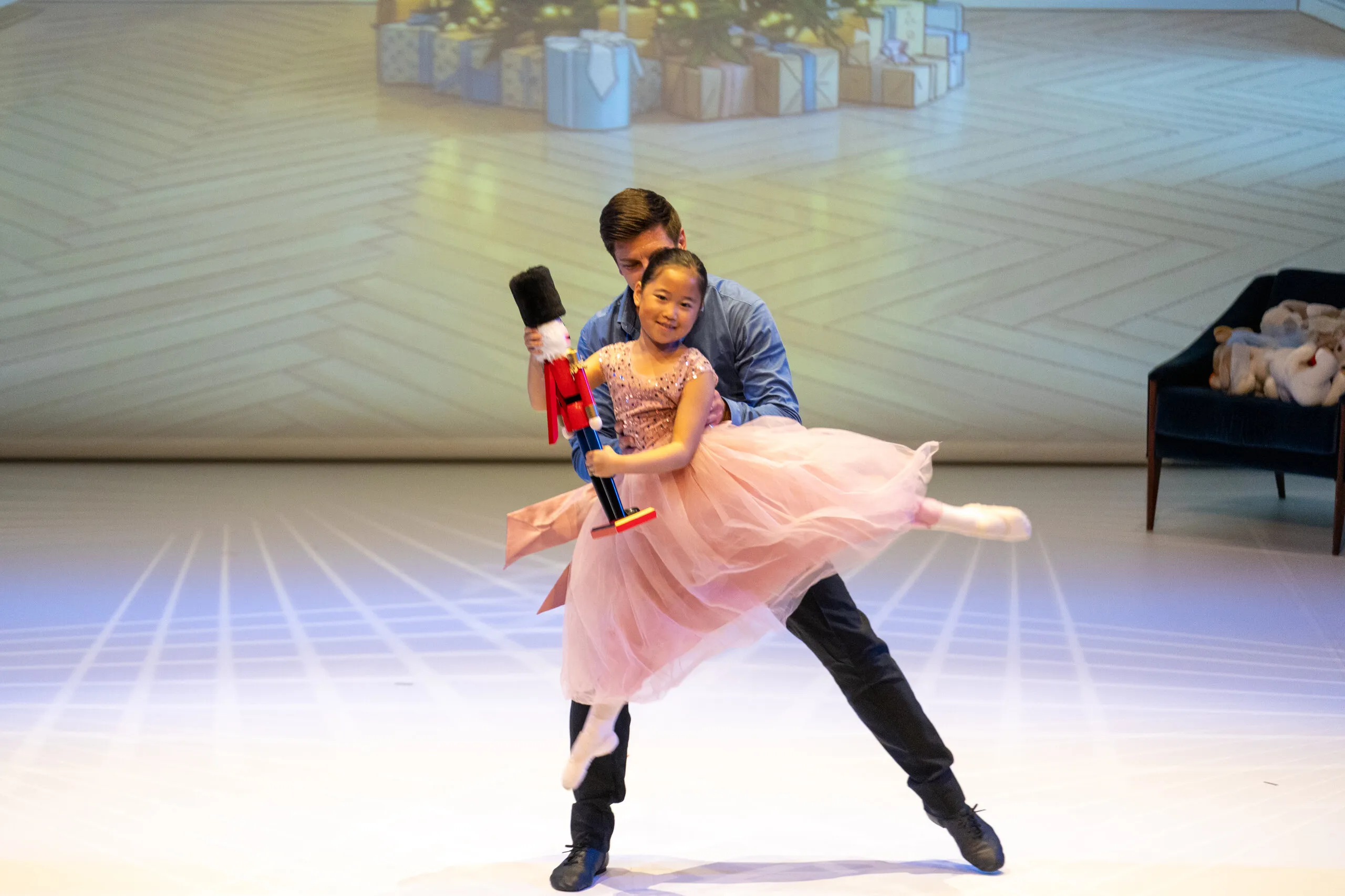 Une jeune élève emportée dans la danse, le casse-noisette dans les bras.