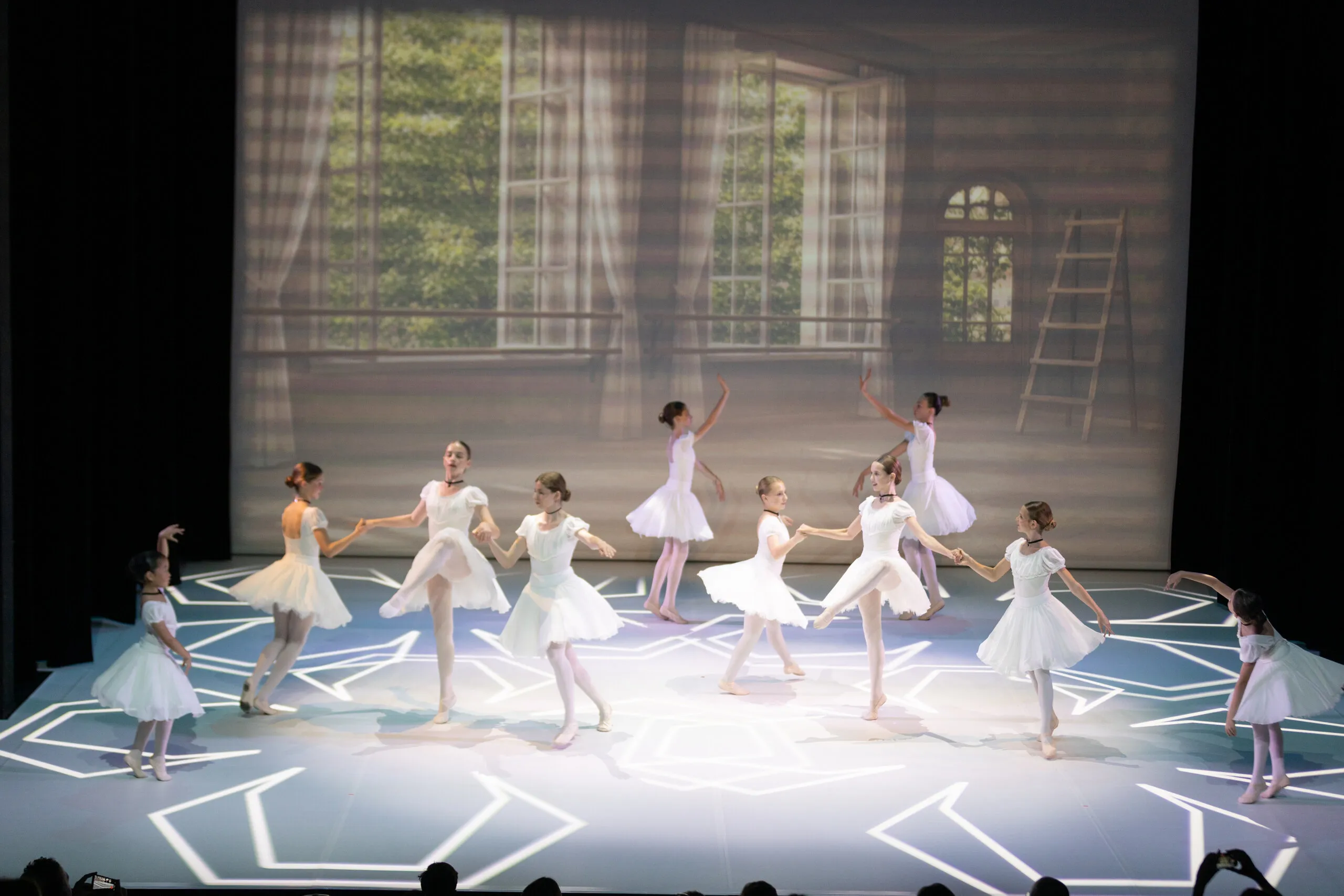 Le corps de ballet en blanc traversant le plateau.