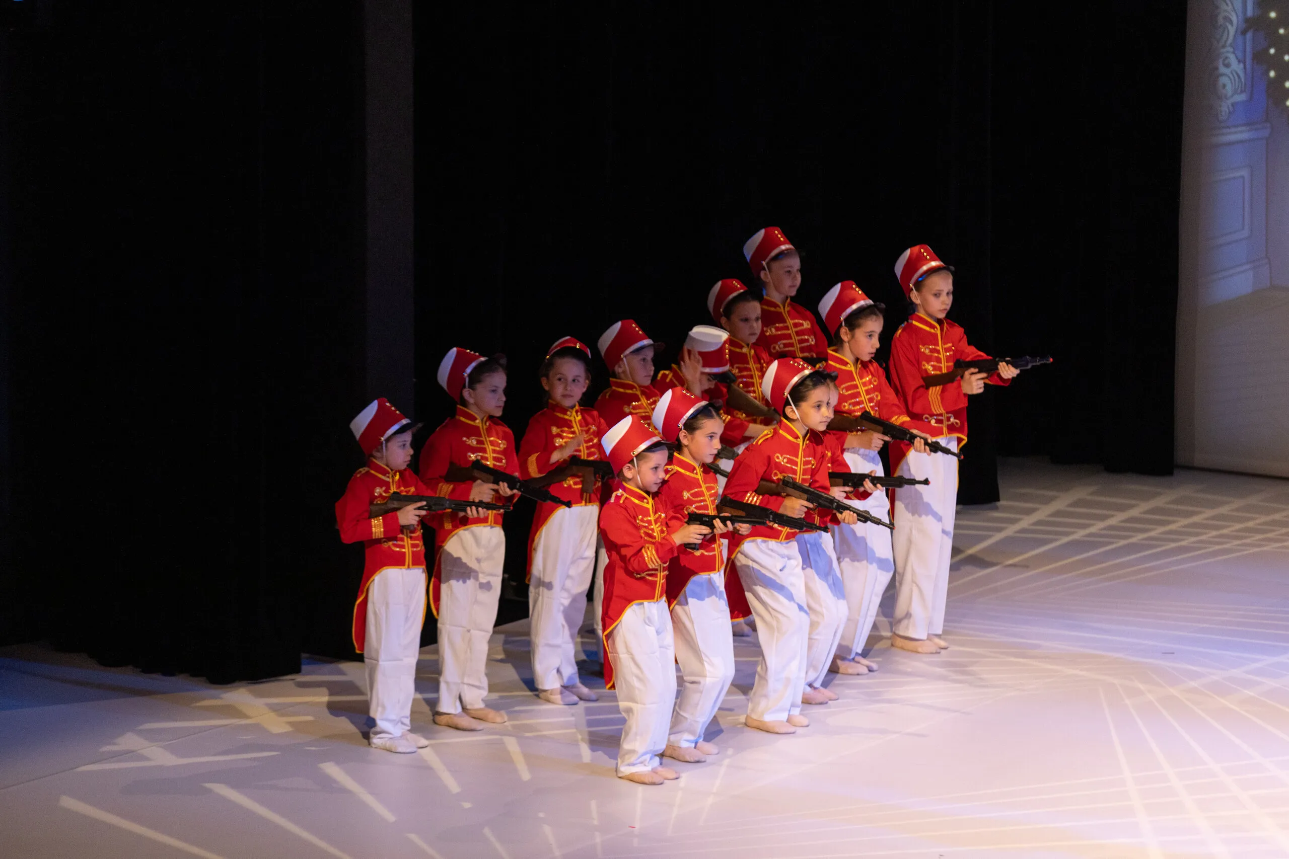 Les soldats en rouge et blanc, en formation serrée.