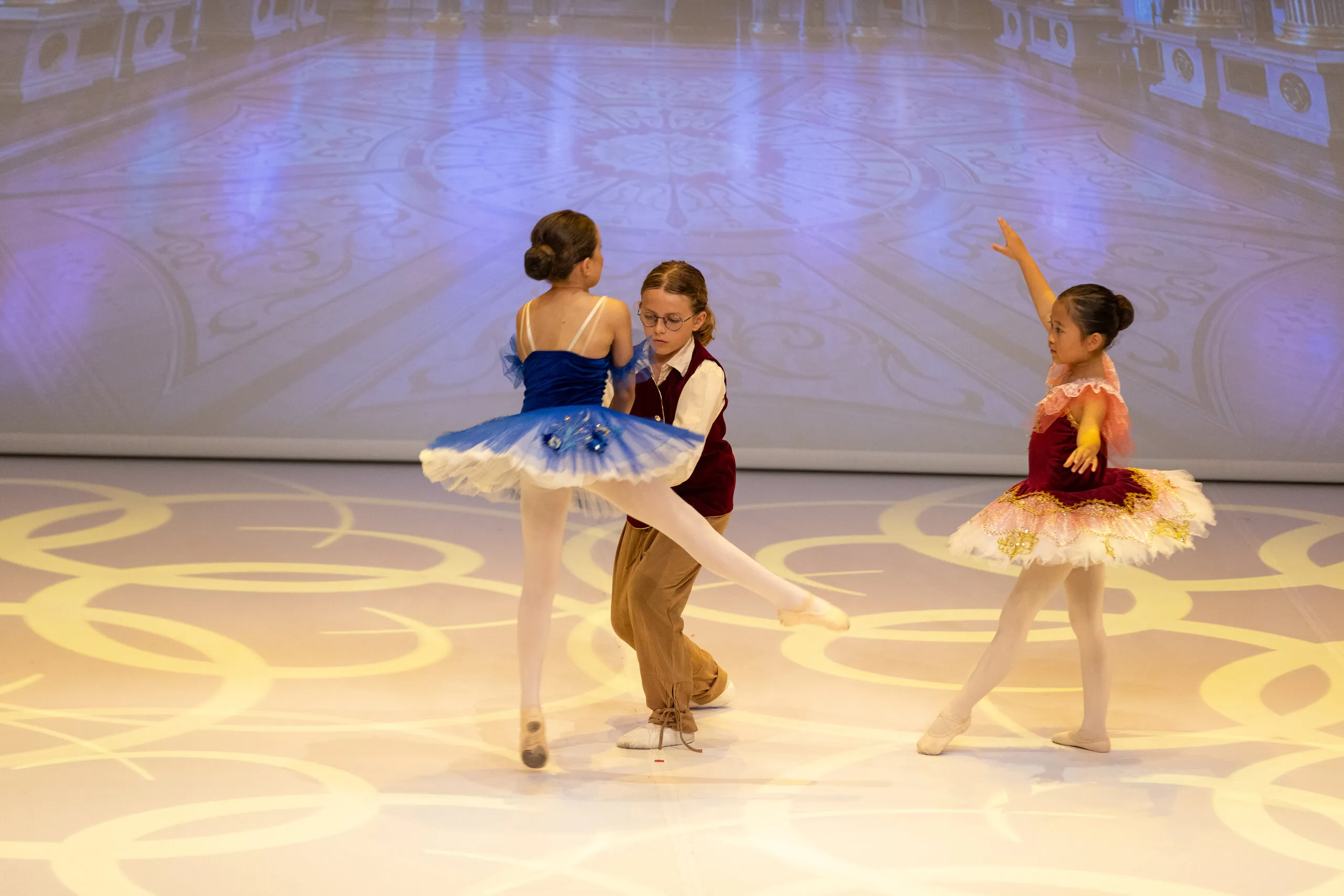 Trois enfants au milieu d'une phrase dansée.