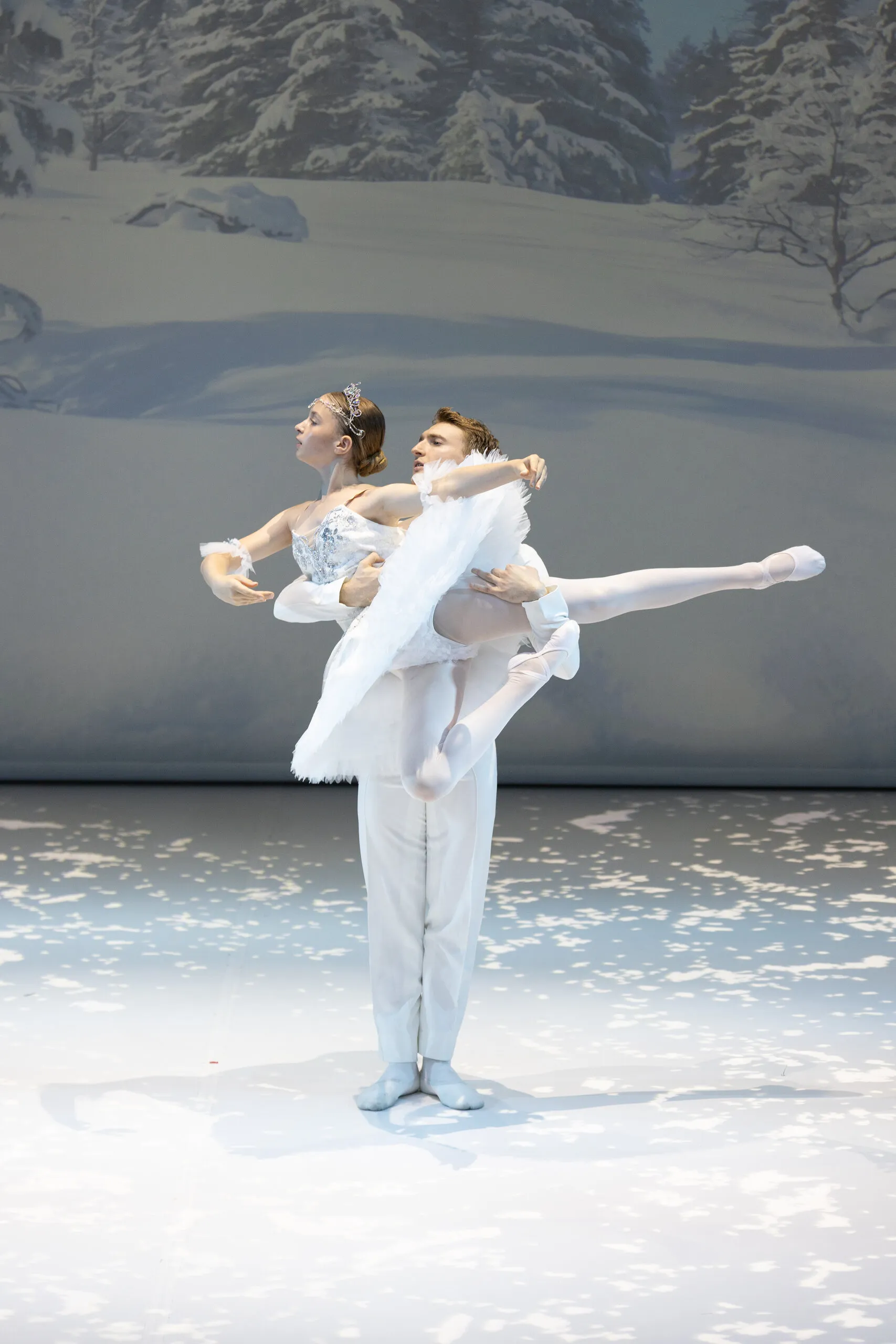 Porté du pas de deux de la neige, dansé par les danseurs professionnels invités.