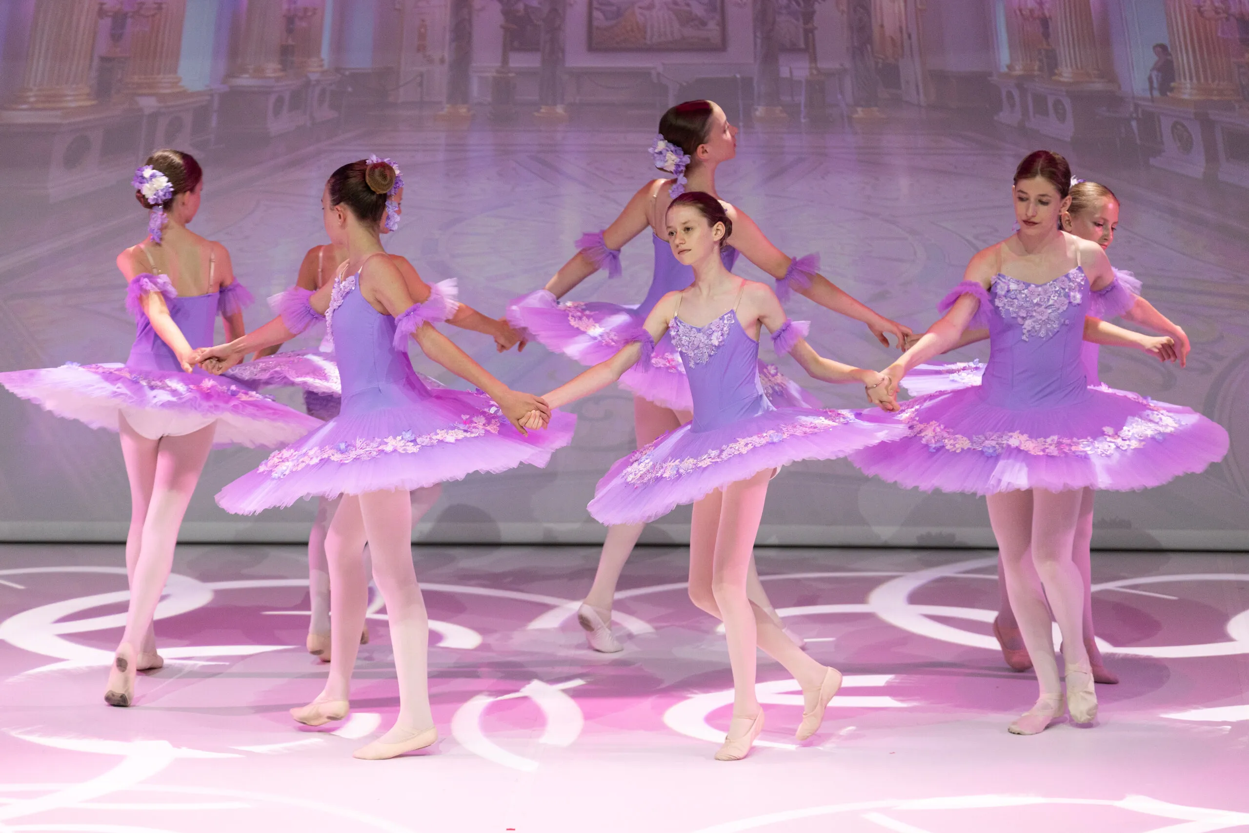 Cinq tutus lilas en formation.
