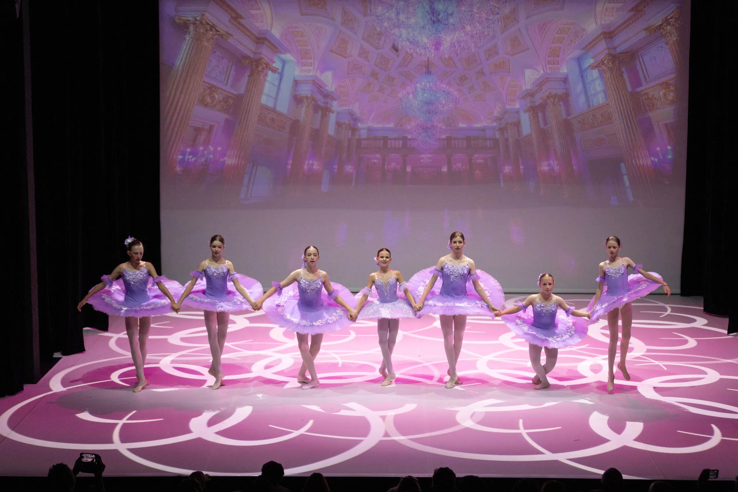 Ligne du corps de ballet en tutus lilas.