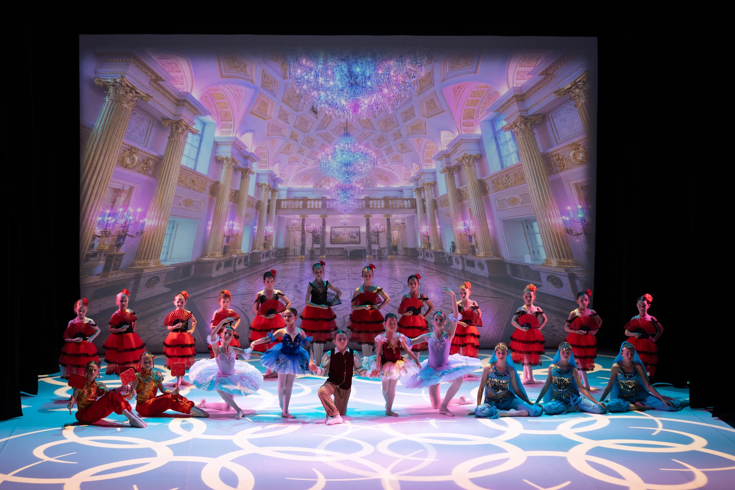 Le tableau des divertissements réuni sur le plateau du palais.