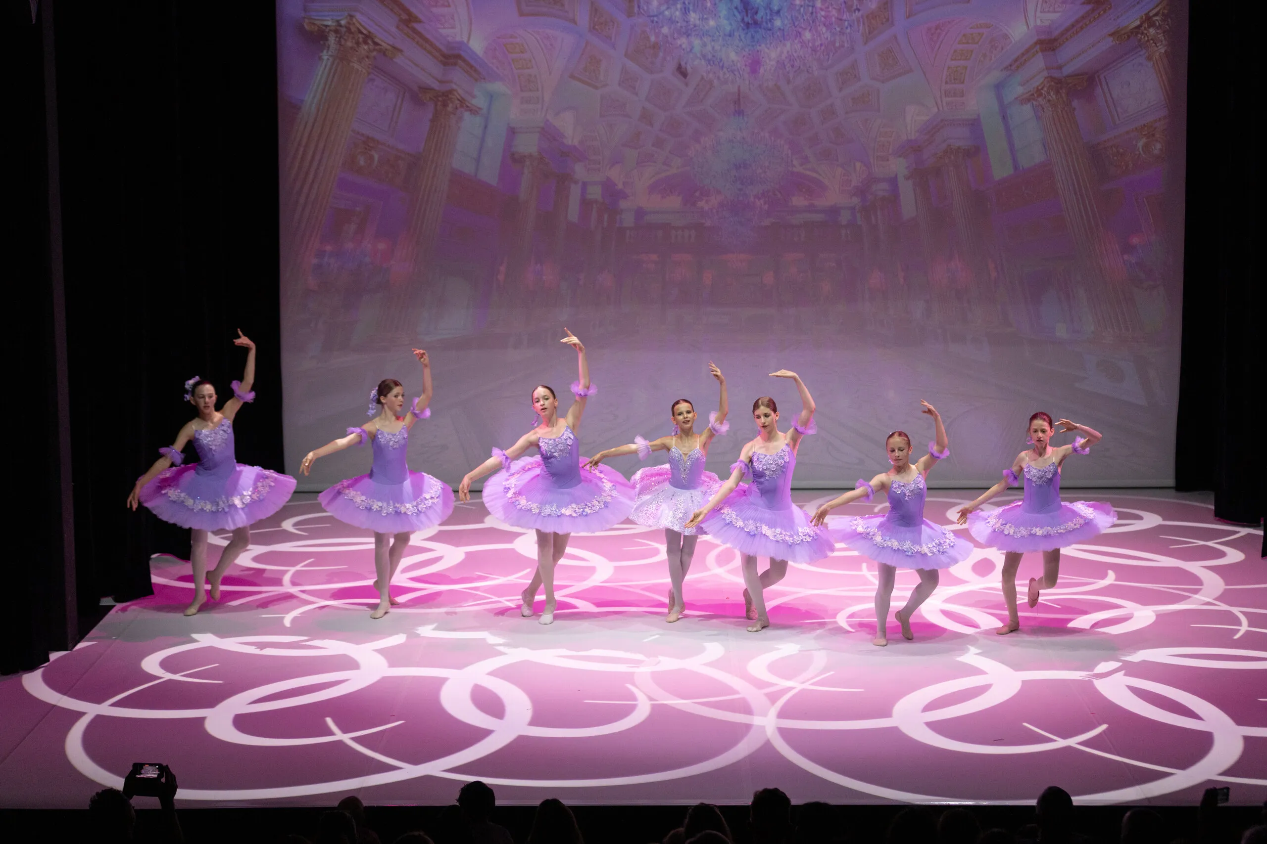Le corps de ballet en lilas sur les marches du décor.