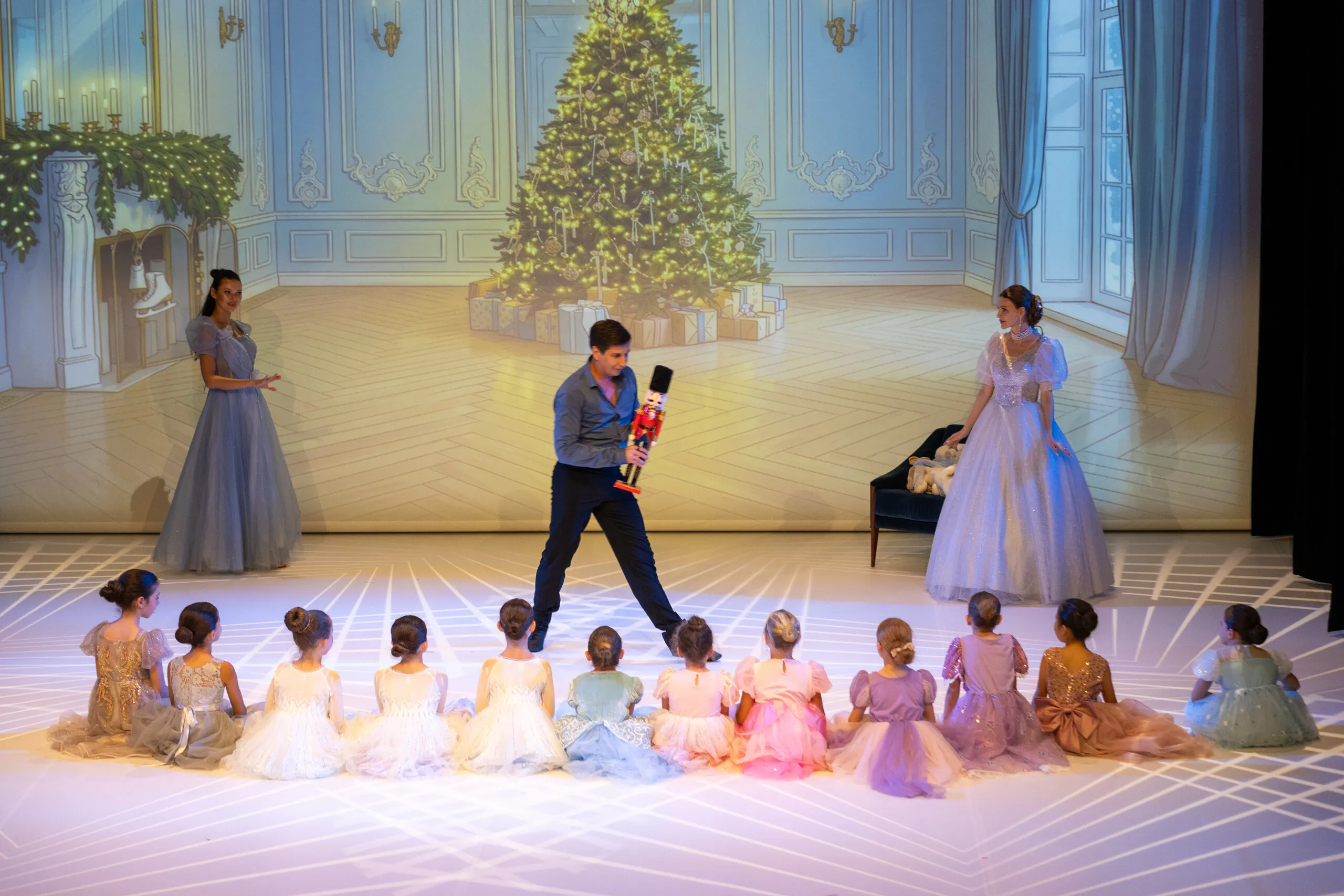 Enfants assis en demi-cercle sur le plateau.