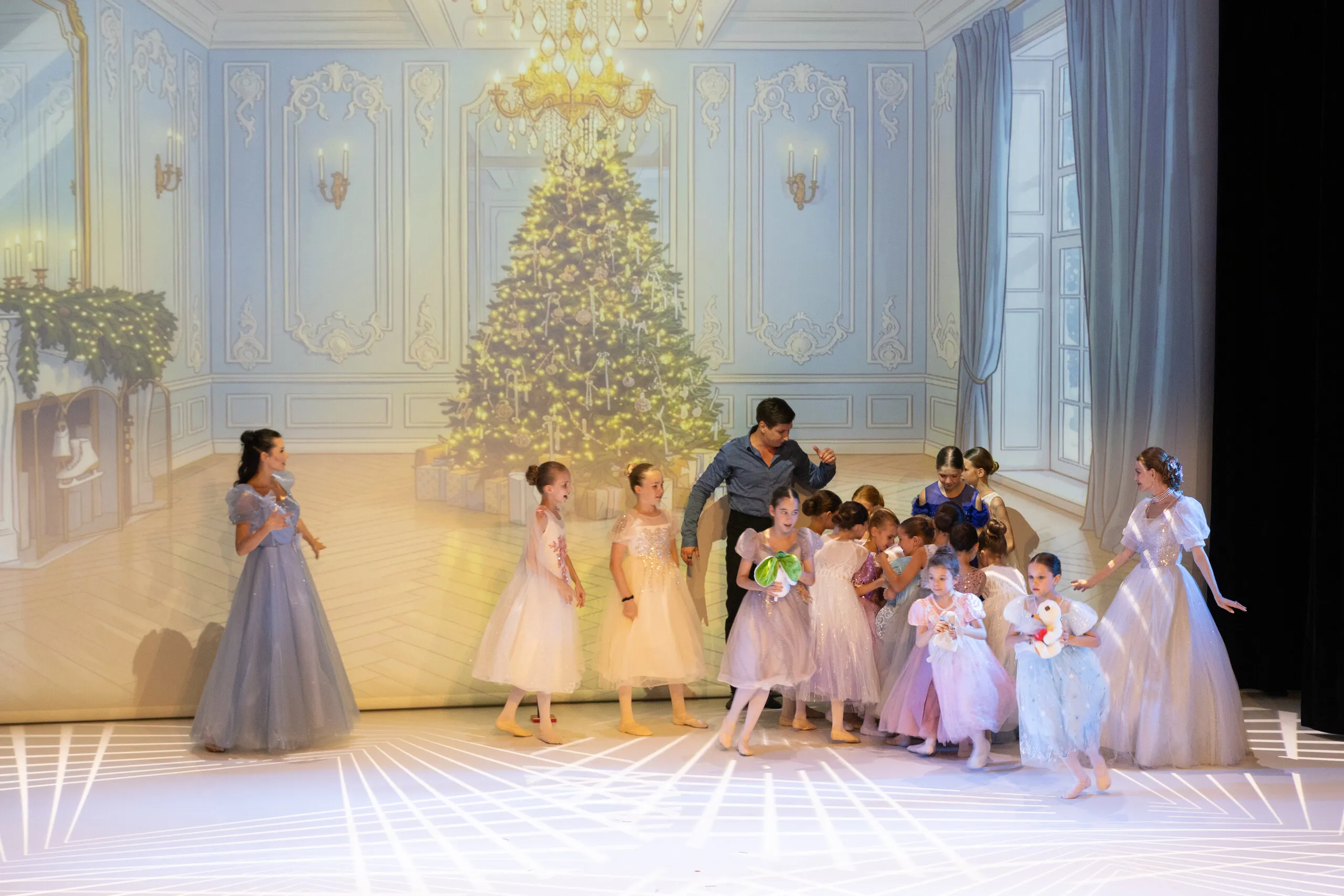 Tableau devant le sapin, l'ensemble des enfants en scène.