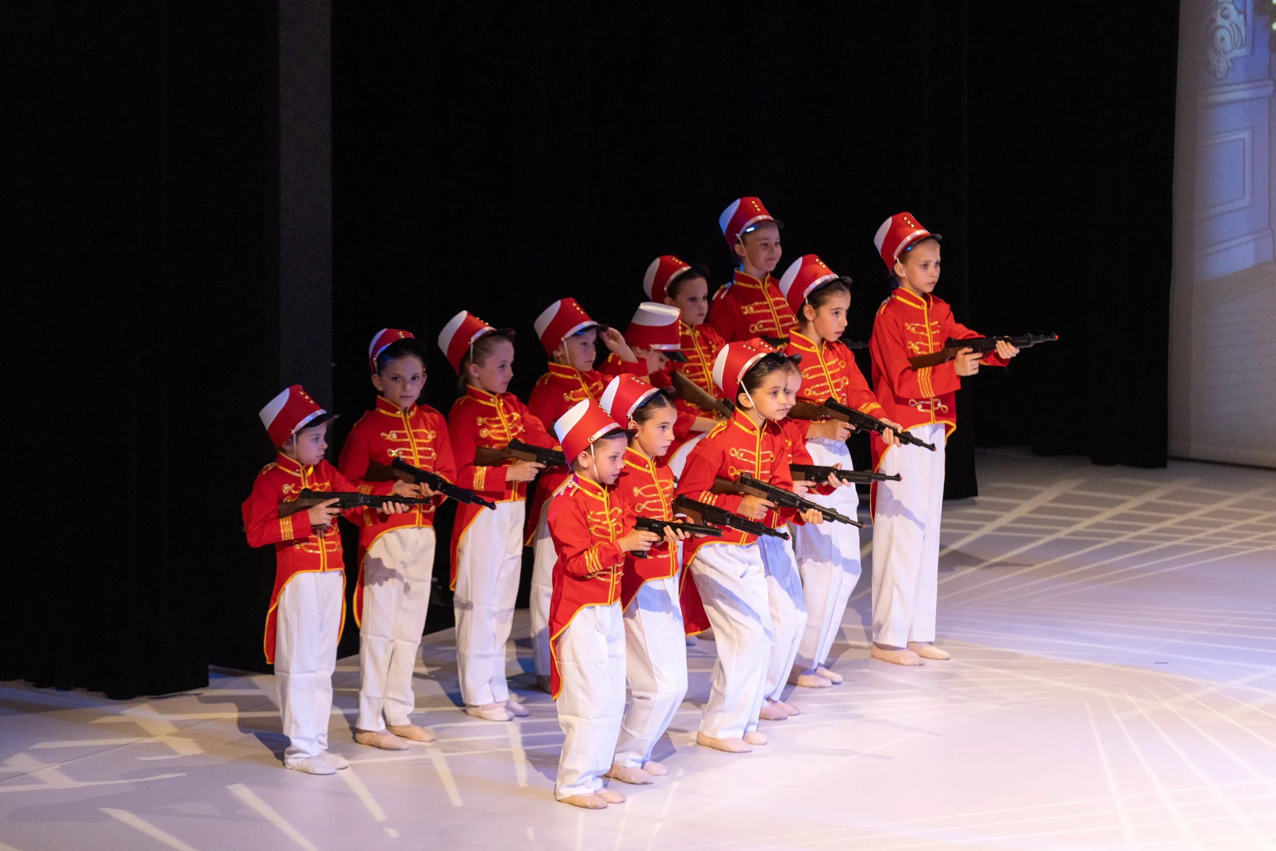 Ligne d'enfants en costumes de soldats.