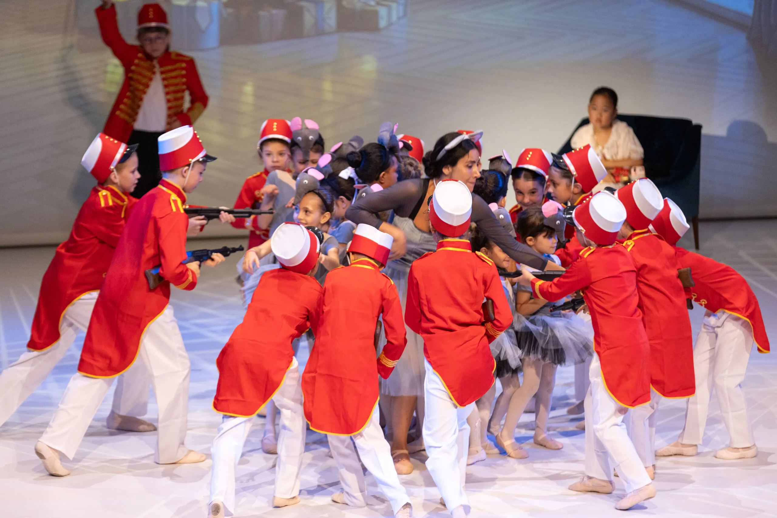 Groupe de soldats en rouge, ensemble serré.