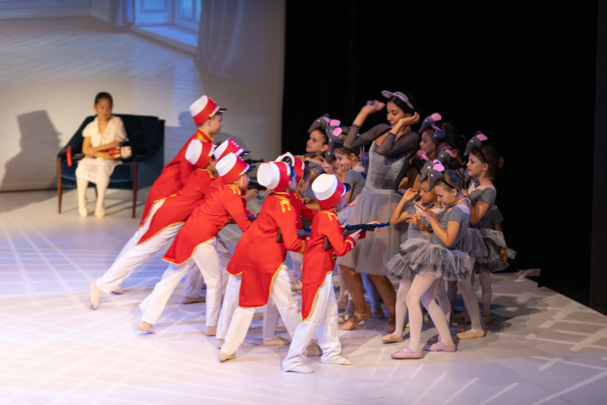 Les soldats et les plus jeunes danseuses sur le plateau.