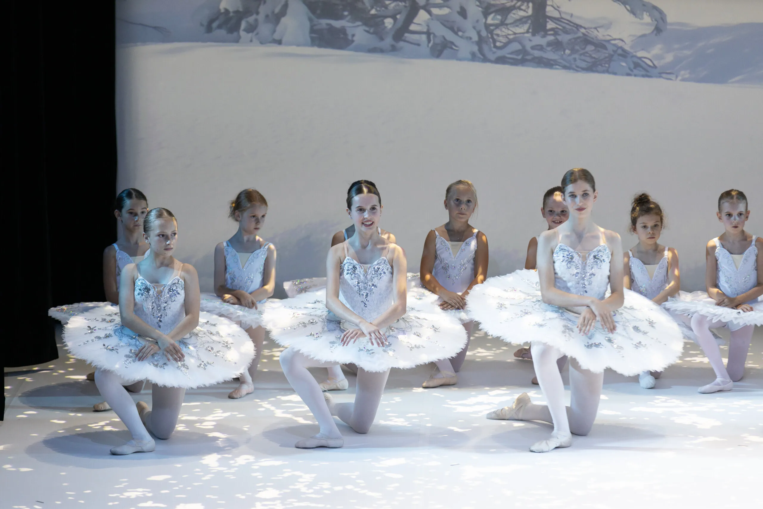 Le corps de ballet de la neige, à genoux en rang.
