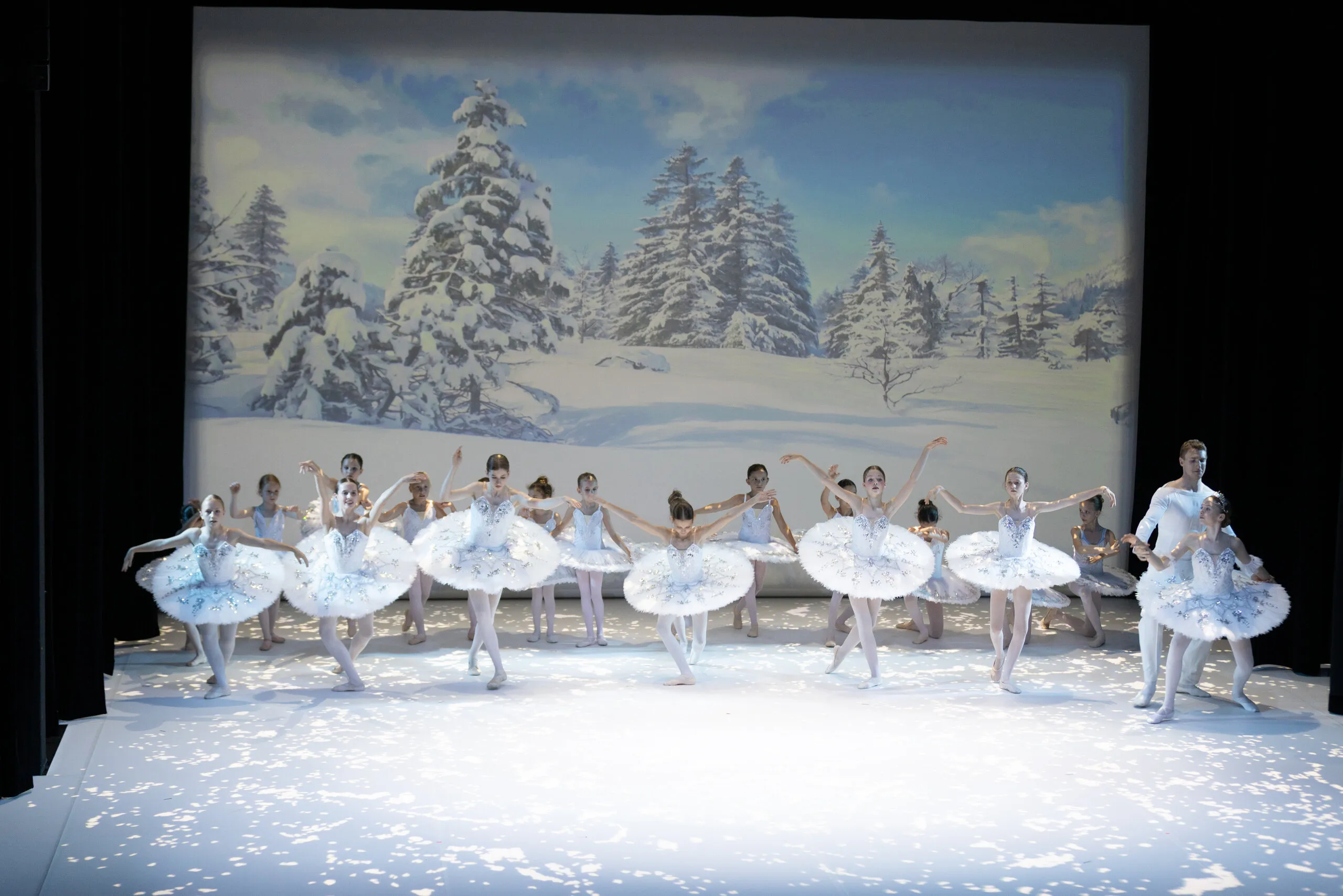 Le corps de ballet de la neige en blanc sur toute la scène.