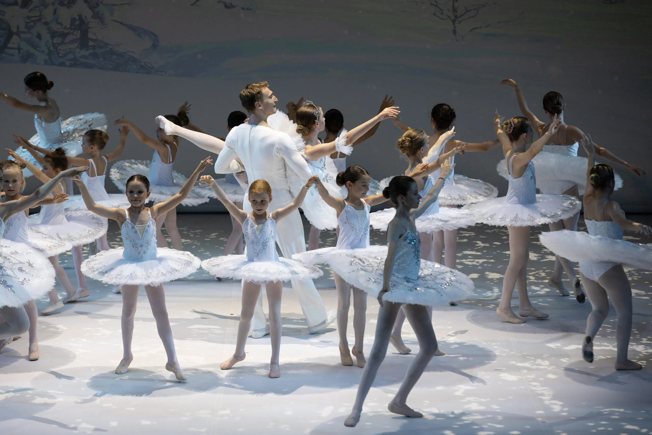 Final de la scène de la neige, tout le corps de ballet en mouvement.