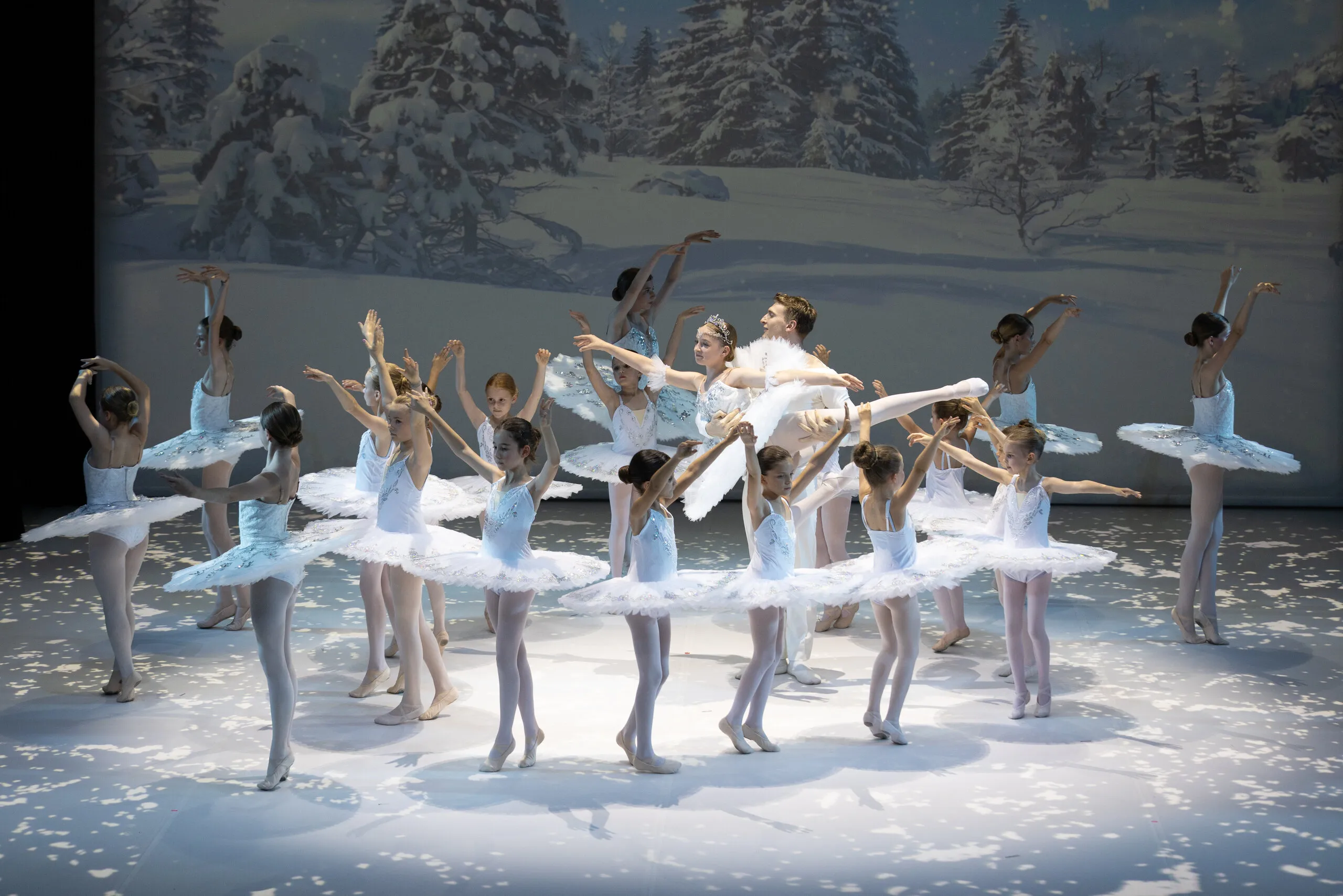 Le corps de ballet en blanc dans la scène de la neige.