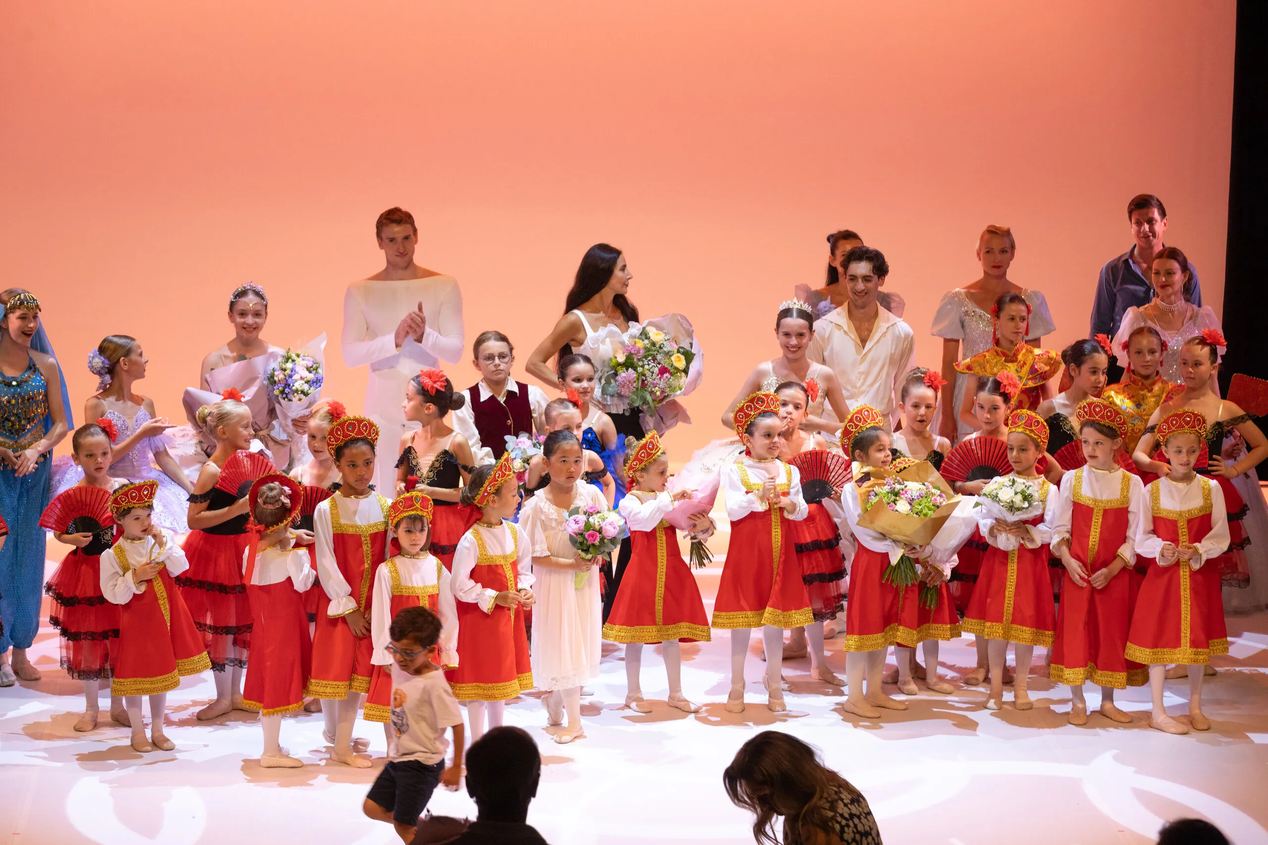 Salut final, les enfants avec leurs bouquets.