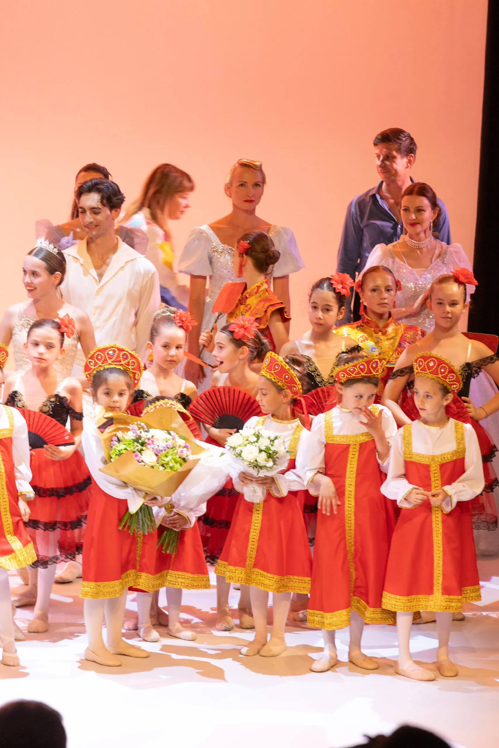 Élèves tenant leurs bouquets après le spectacle.
