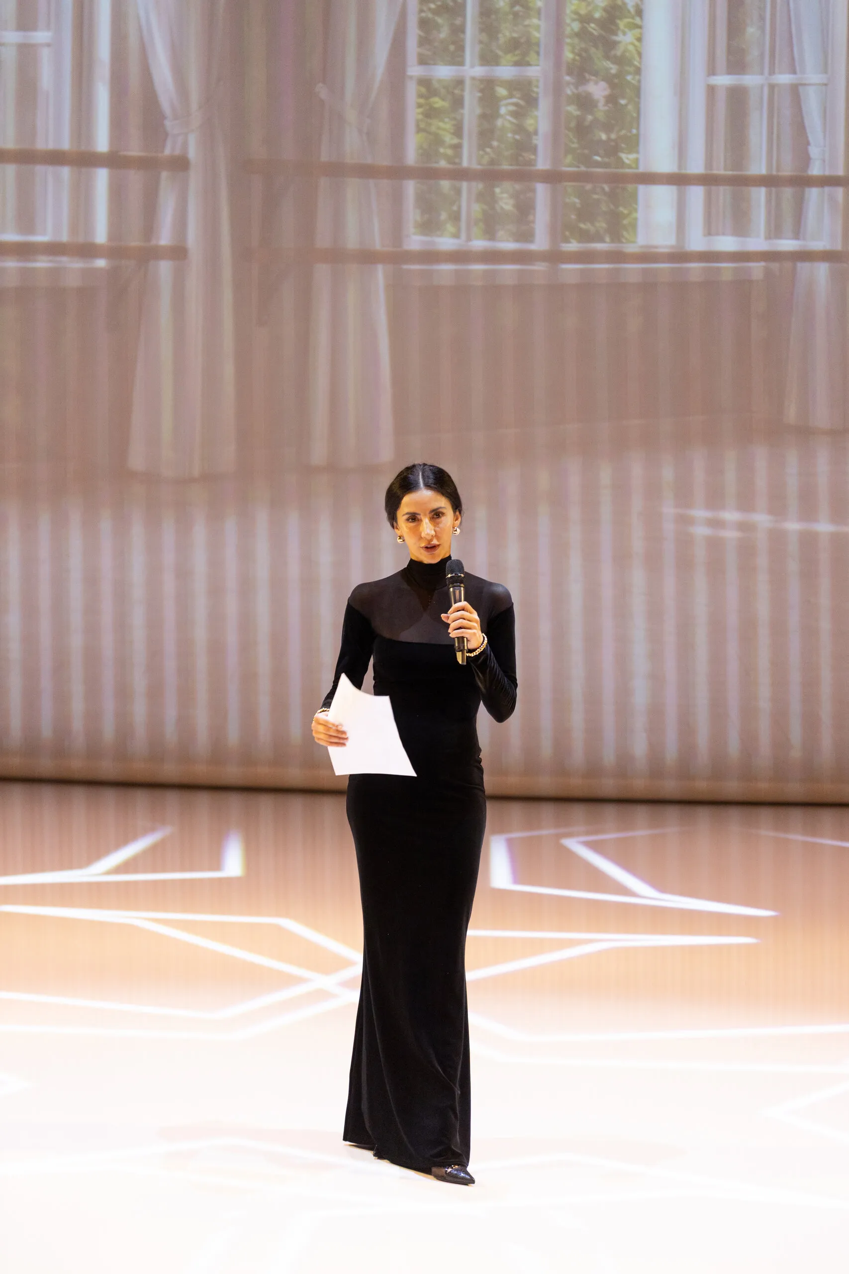 Victoria Ananyan s'adresse au public, au début du spectacle.