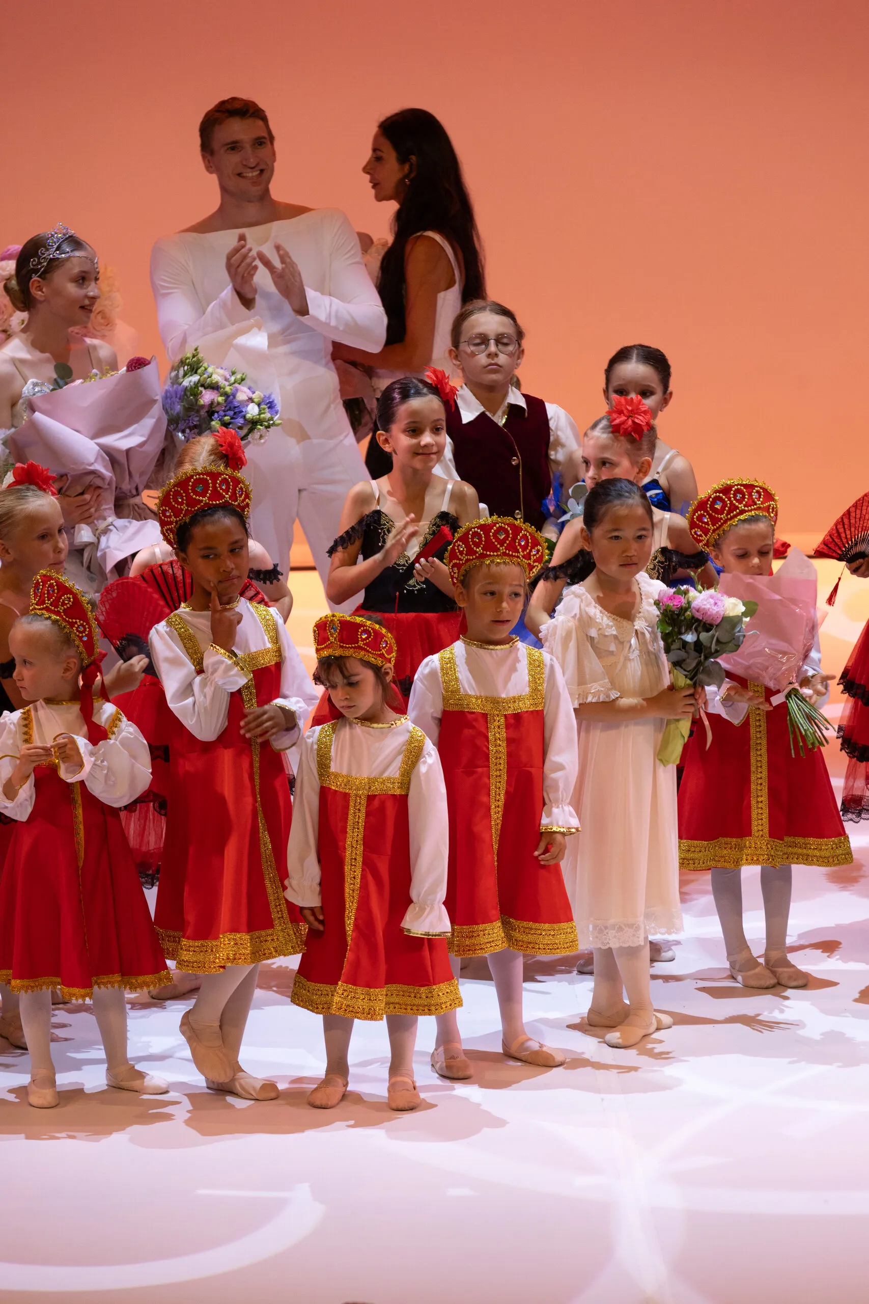 Enfants avec leurs bouquets au moment des saluts.