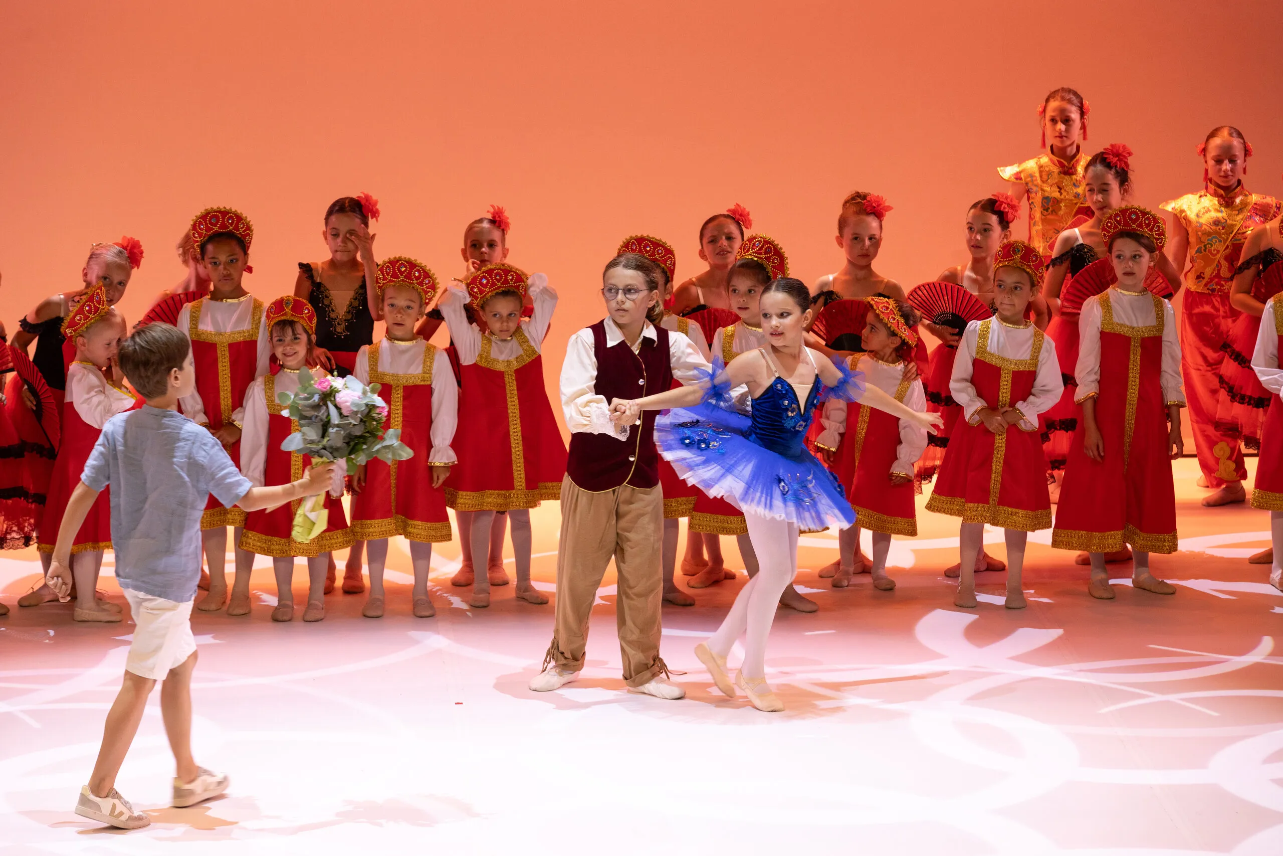 Dernier salut, l'ensemble des enfants réunis sur le plateau.