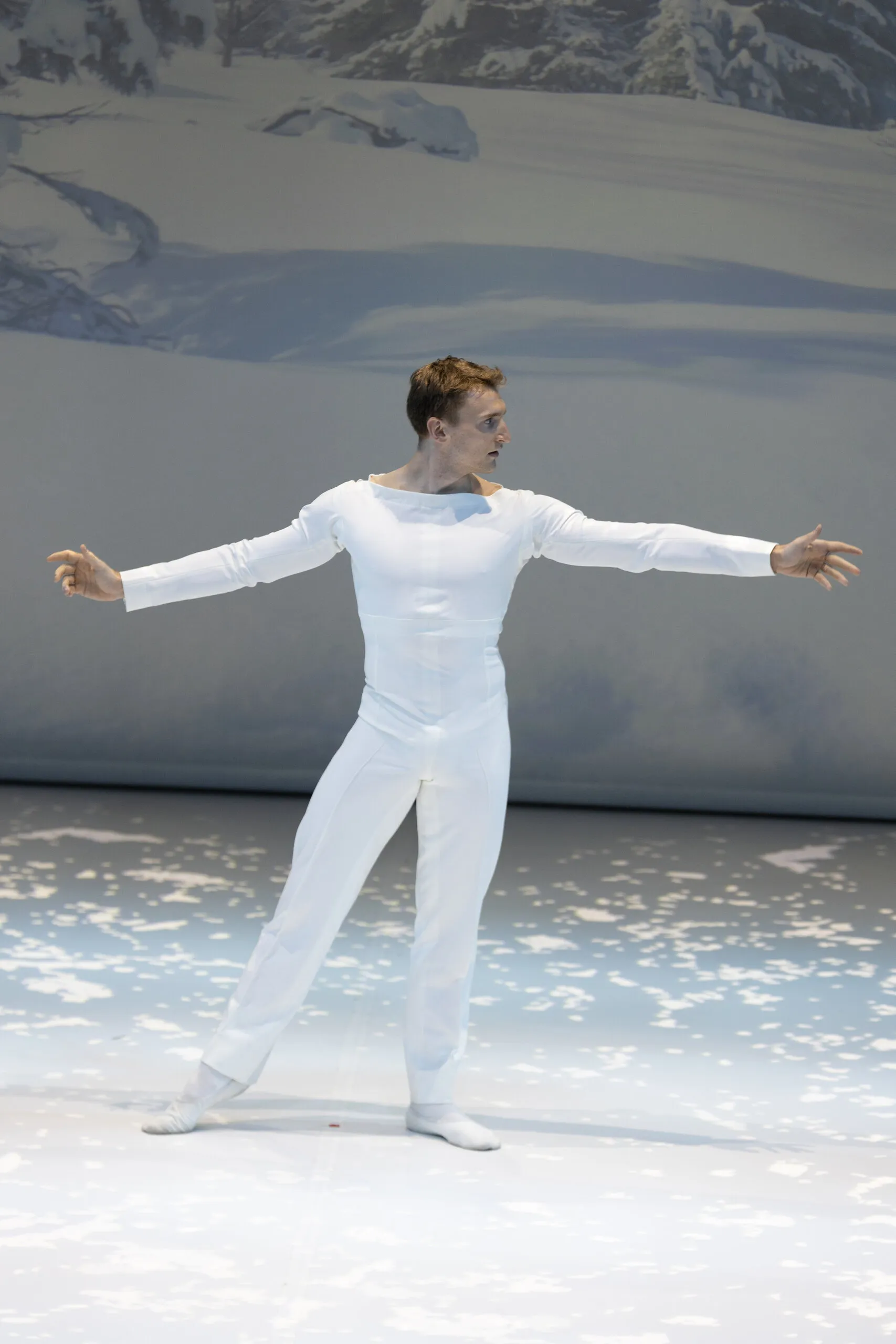 Le danseur invité dans la scène de la neige, les bras ouverts.