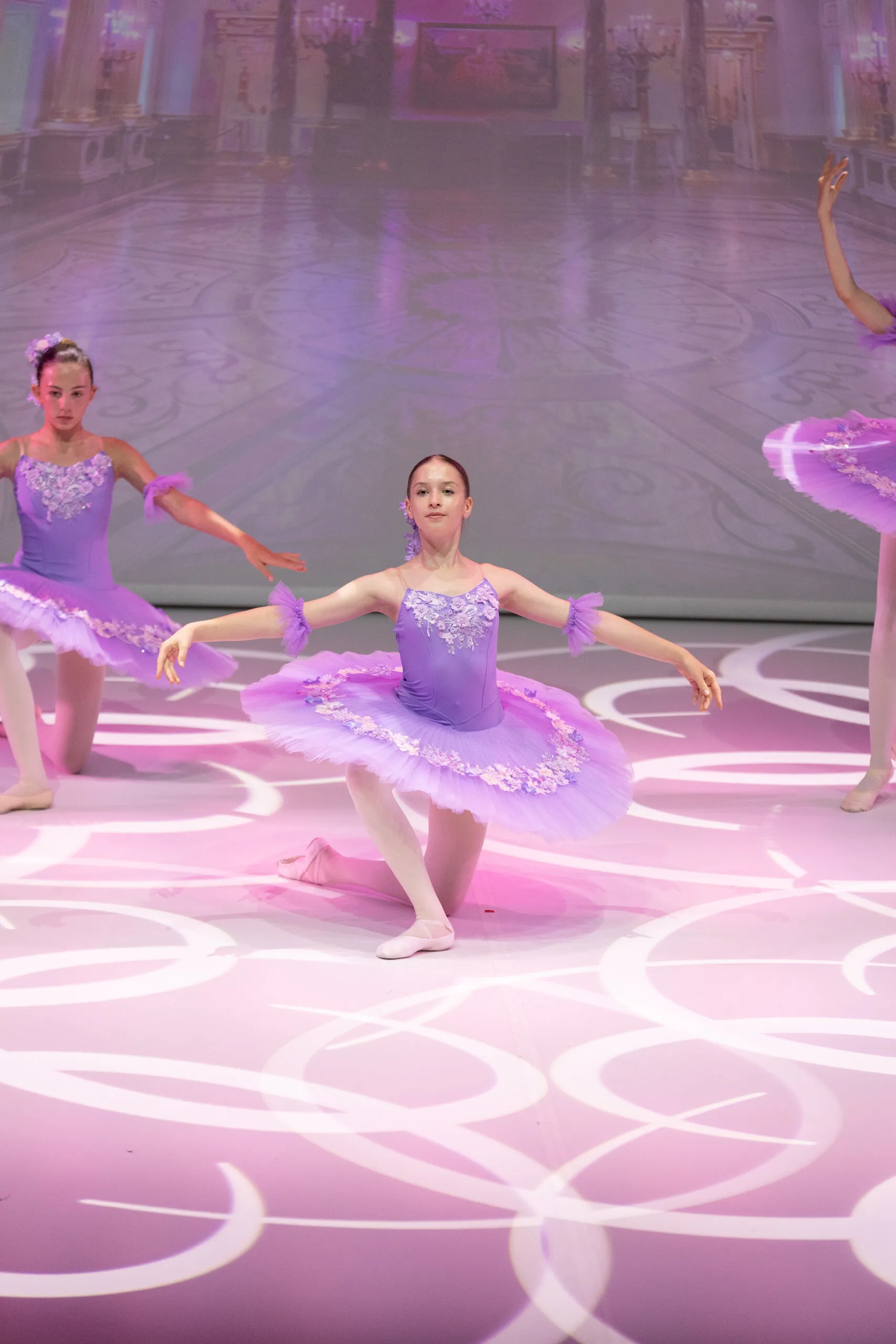 La valse des fleurs, une élève en tutu lilas au premier plan.
