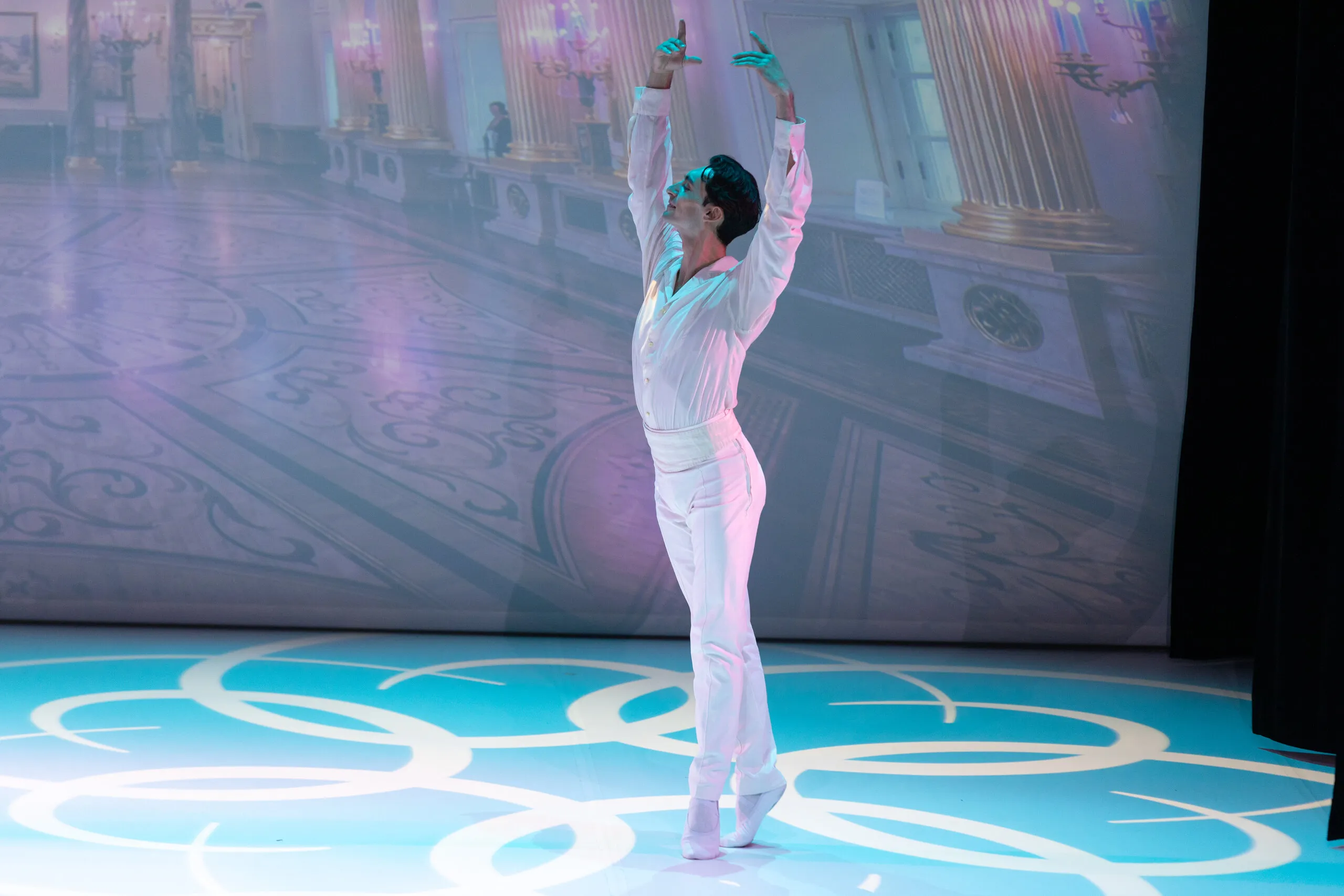 La variation du danseur invité sur le plateau du palais.