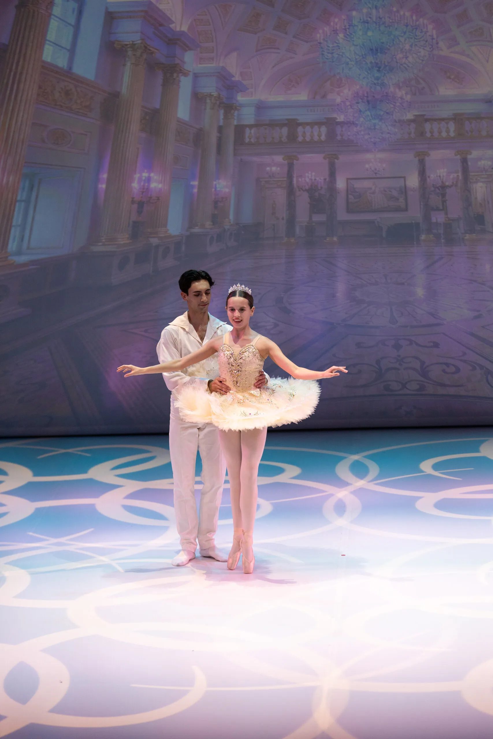 Le couple d'étoiles invitées sur le plateau du palais.