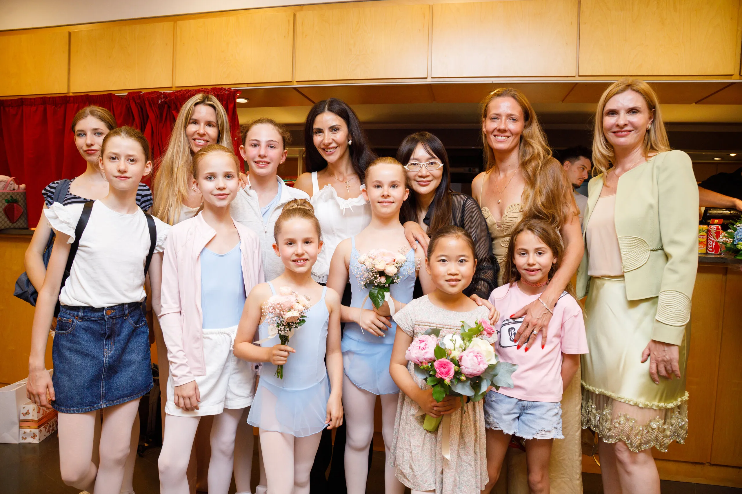 Après le spectacle, les élèves et leurs familles dans le foyer du théâtre.