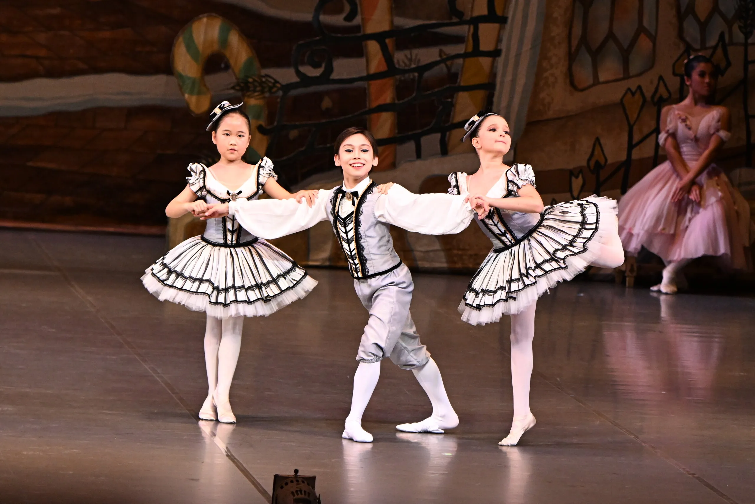 Trois élèves ensemble, figures entières face au public.