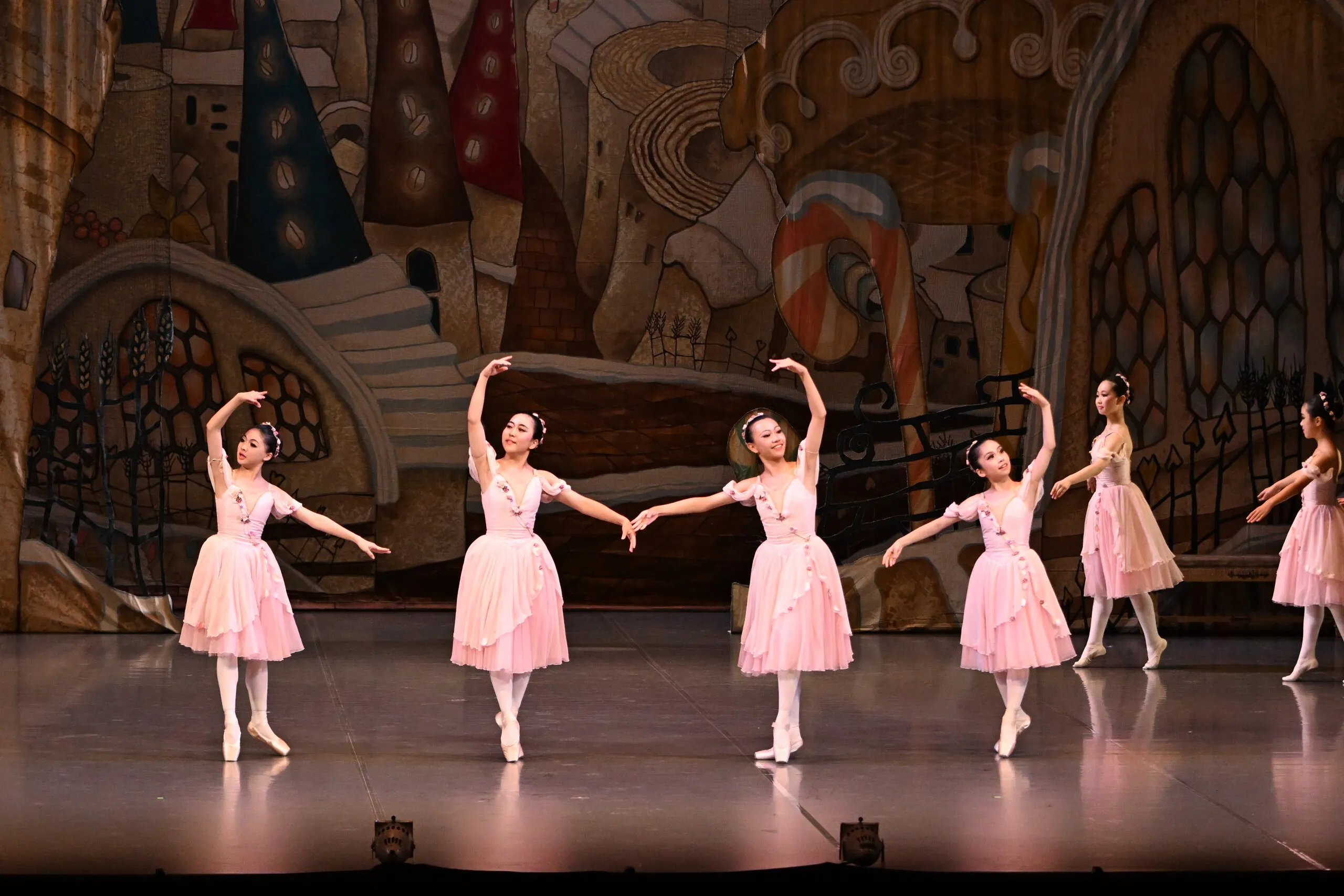Ligne de six danseuses se tenant par la main.