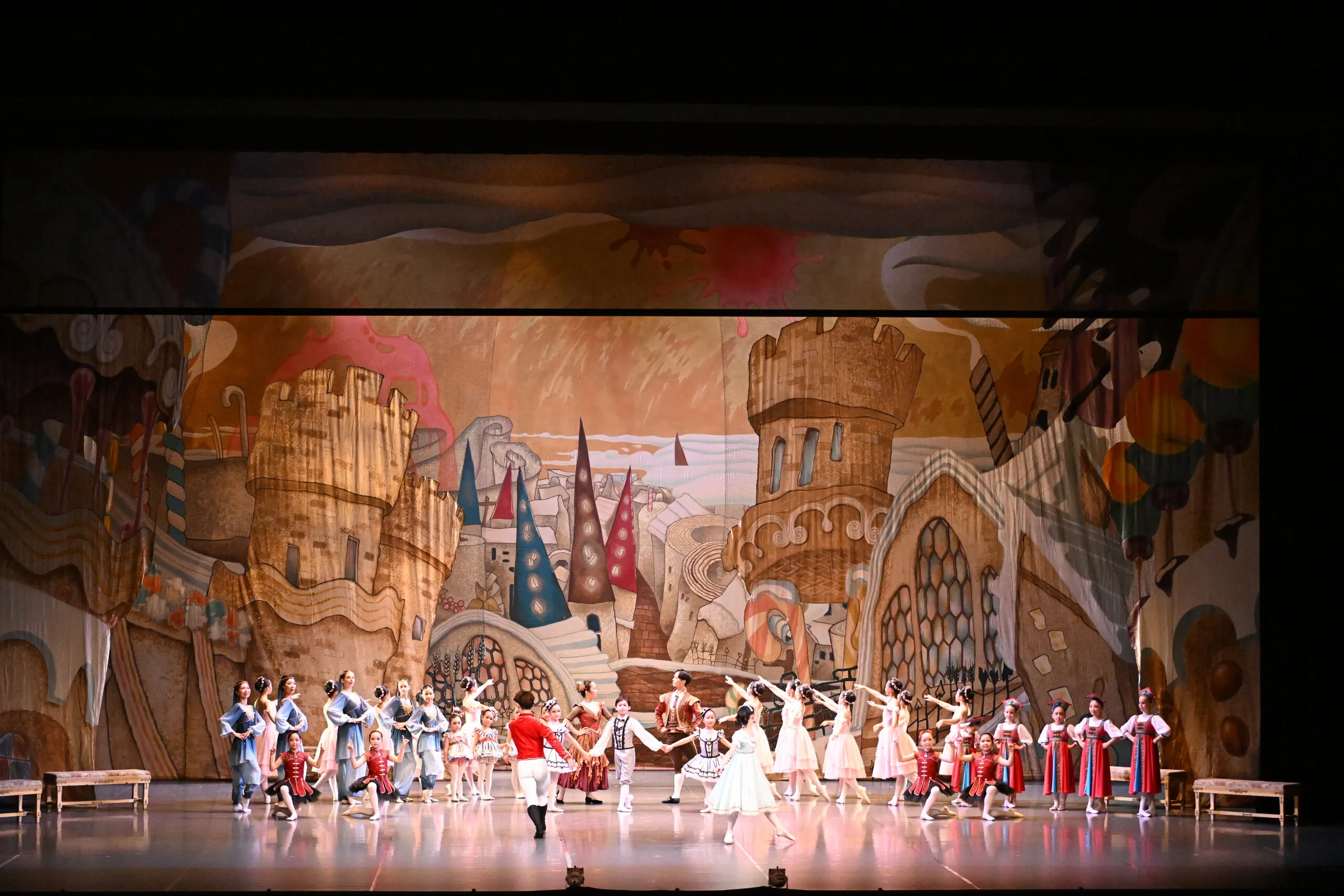 La troupe entière sur le décor peint.