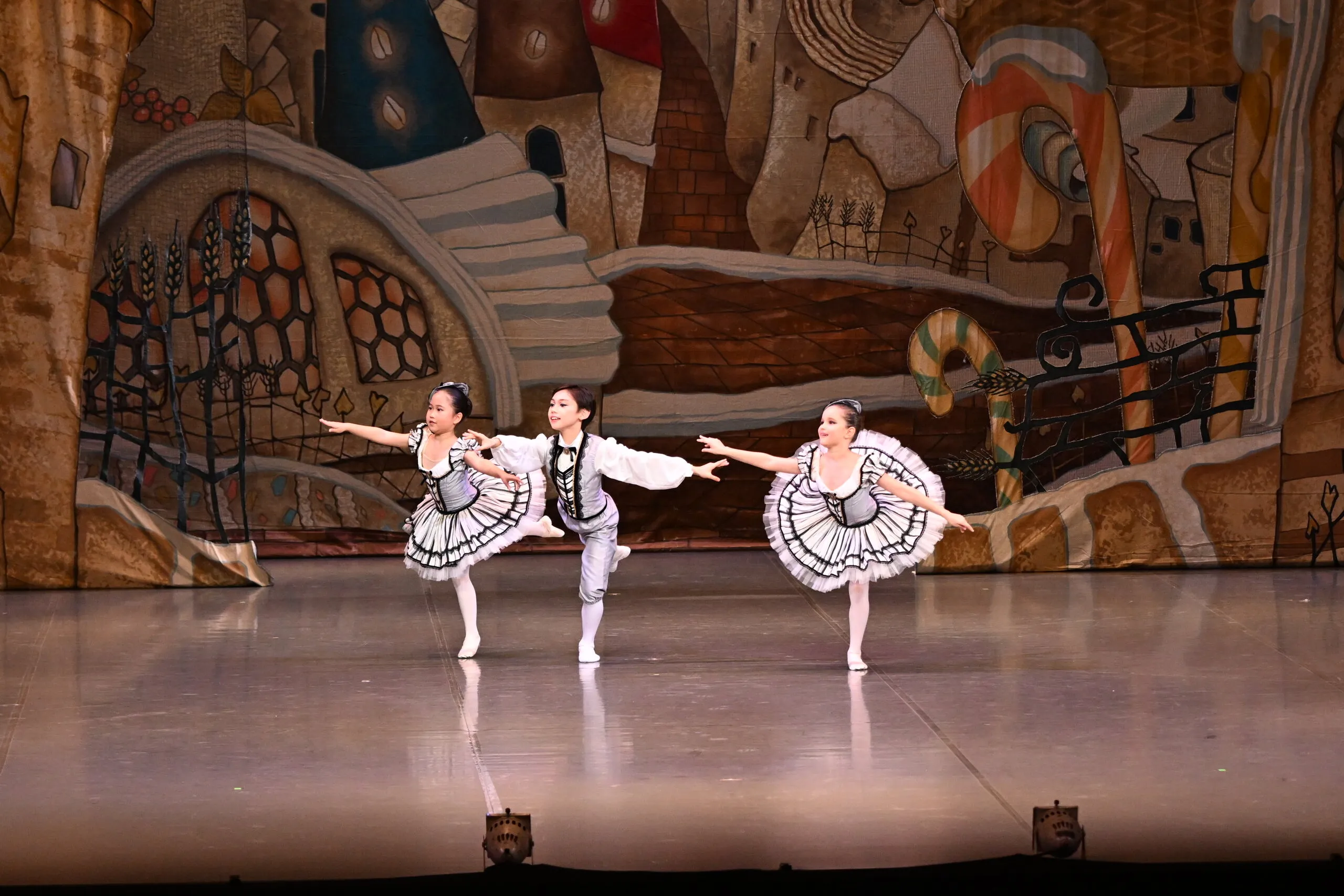 Deux danseuses au centre du plateau, en arabesque.