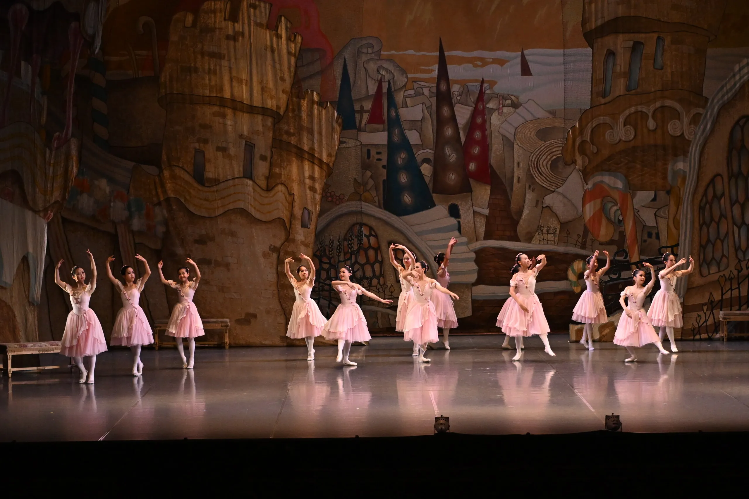 Le corps de ballet occupant toute la largeur de la scène.