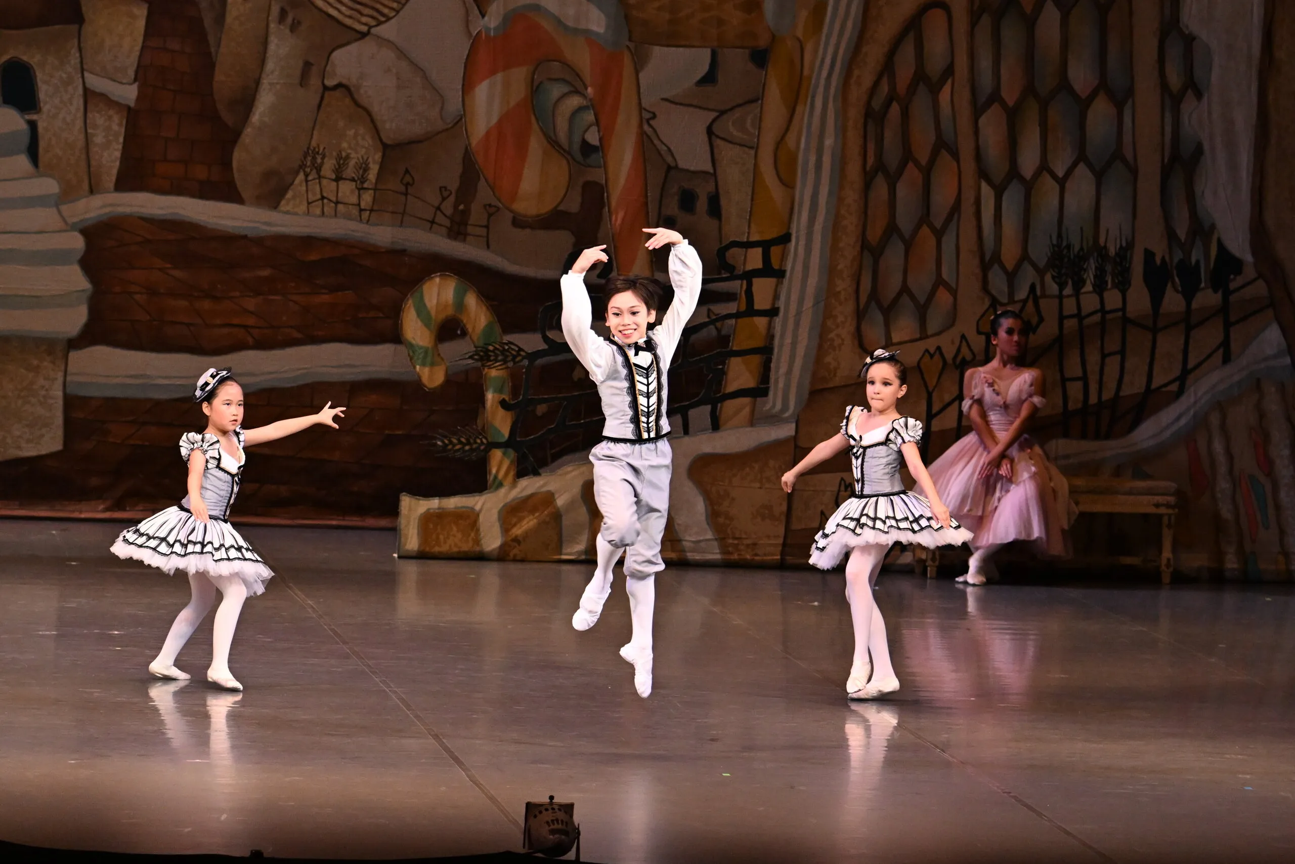 Trois élèves ensemble au centre, figures entières.